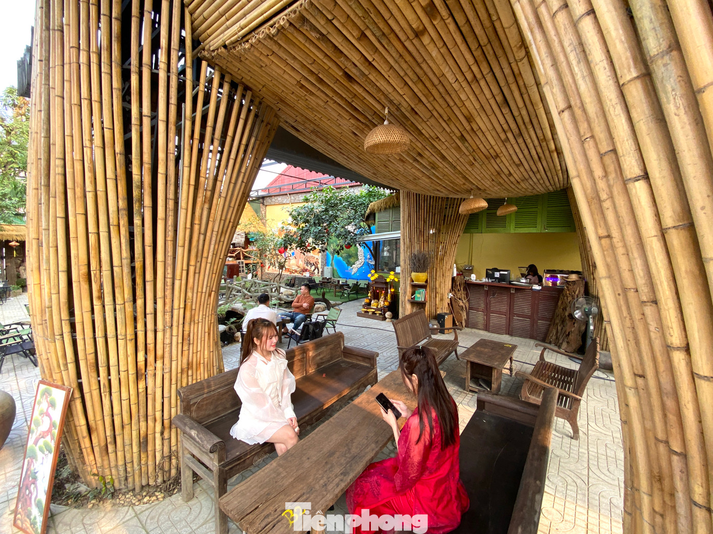 Bên dưới thân voi được đặt những chiếc bàn gỗ để mọi người uống cafe.