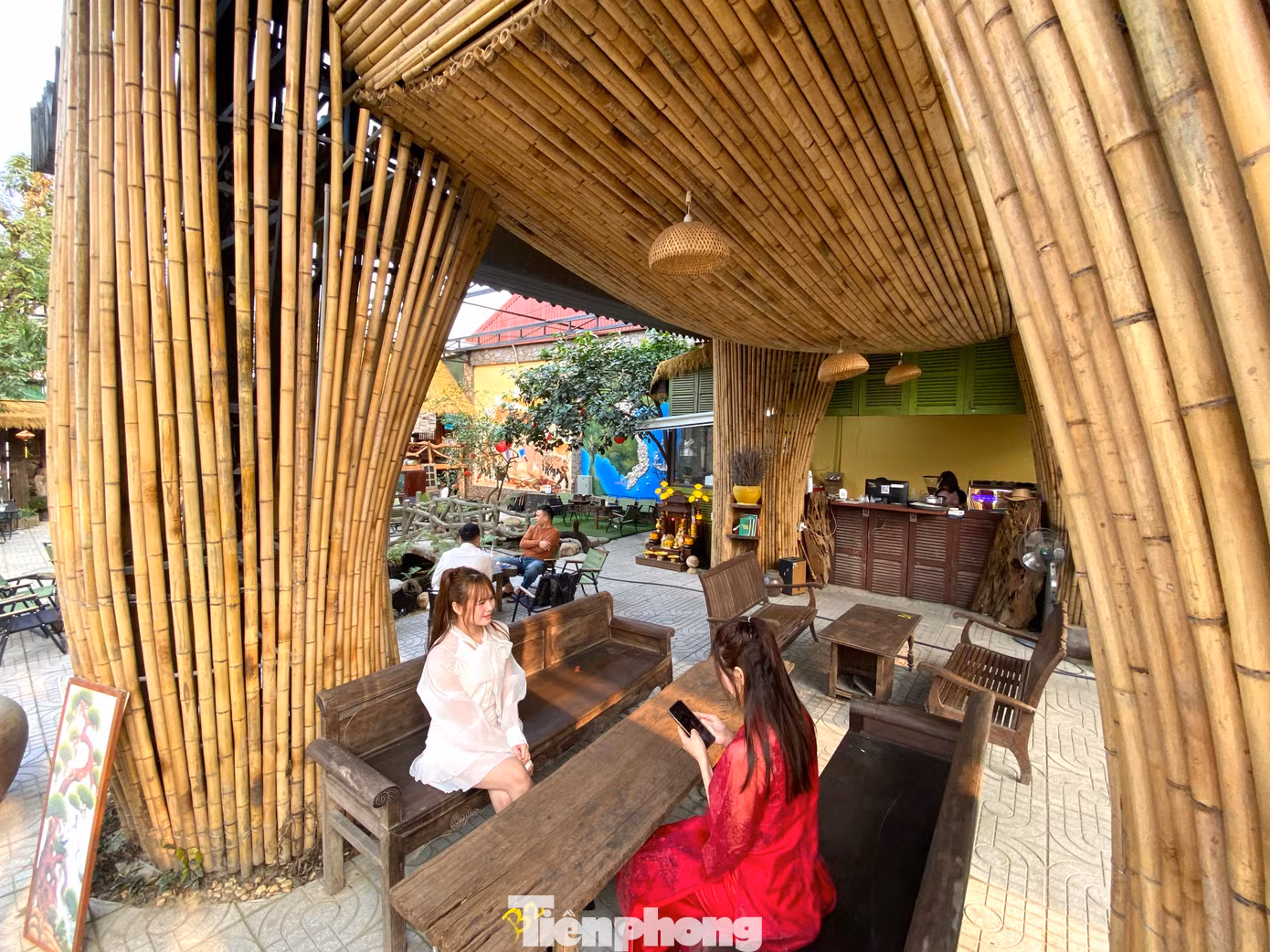 Bên dưới thân voi được đặt những chiếc bàn gỗ để mọi người uống cafe.