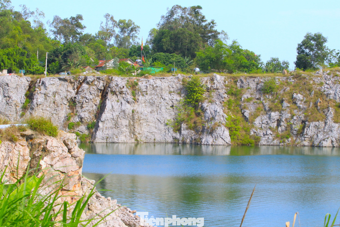 Hiện tại, khu vực mỏ đá có nhiều vách núi đá dựng đứng. Nhiều tảng đá bị nứt và chờ chực đổ sập xuống bất cứ lúc nào.