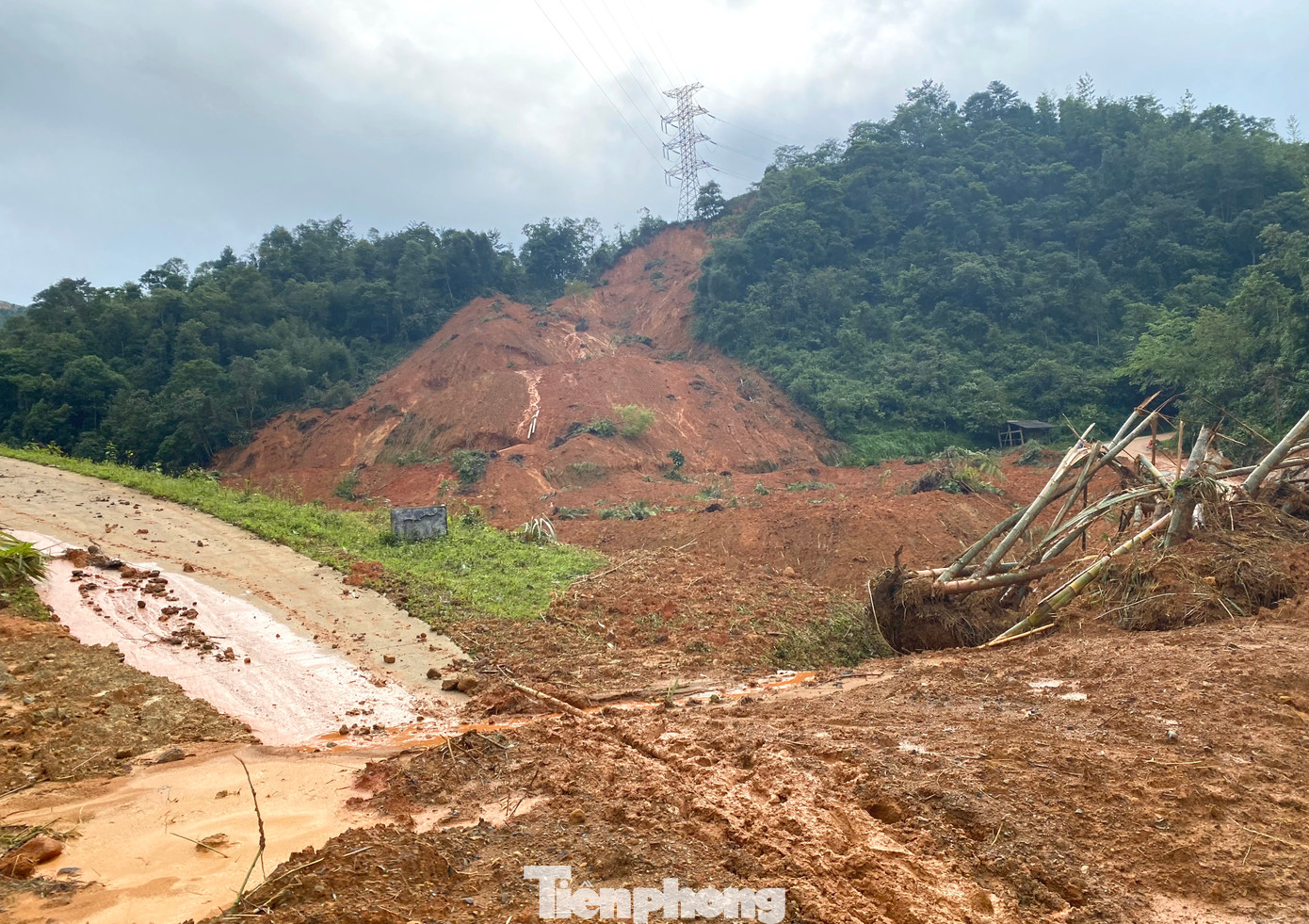 Ông Hoàng Tòn Sao - Chủ tịch UBND xã Ca Thành (huyện Nguyên Bình) cho biết, hiện trên địa bàn xã này xuất hiện rất nhiều điểm sạt lở núi và chưa thể thống kê cụ thể. Ông Sao thông tin, trước đó các vụ sạt lở tại bản Lũng Lỳ và Khuổi Ngọa đã cuốn trôi 1 xe khách, 2 ô tô con và 7 chiếc xe máy. Bước đầu cơ quan chức năng xác định có khoảng 30 người gặp nạn trong vụ việc.