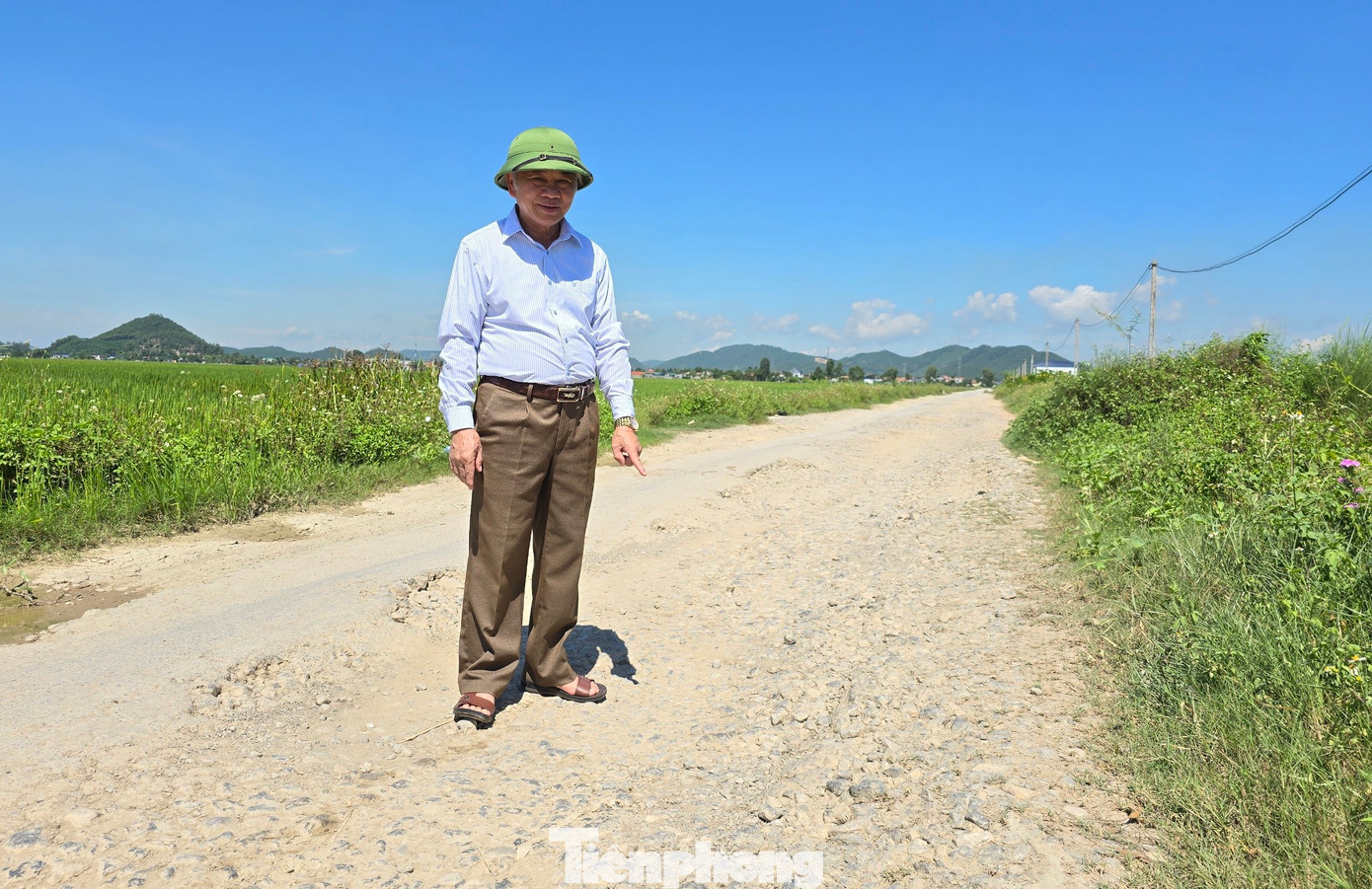 Đã không ít vụ tai nạn xảy ra trên tuyến đường này do mặt đường hình thành những “ổ voi”, “ổ gà” lớn. “Người dân đi trên đường này ngã suốt vì mặt đường lởm chởm đất đá. Tháng 7, có một người đàn ông đi chăm vợ thì trúng đường hằn lún nên ngã rách mặt, phải khâu nhiều mũi”, ông Trương Đình Hoàng - Bí thư kiêm xóm trưởng 13 (xã Quỳnh Thạch) chia sẻ.