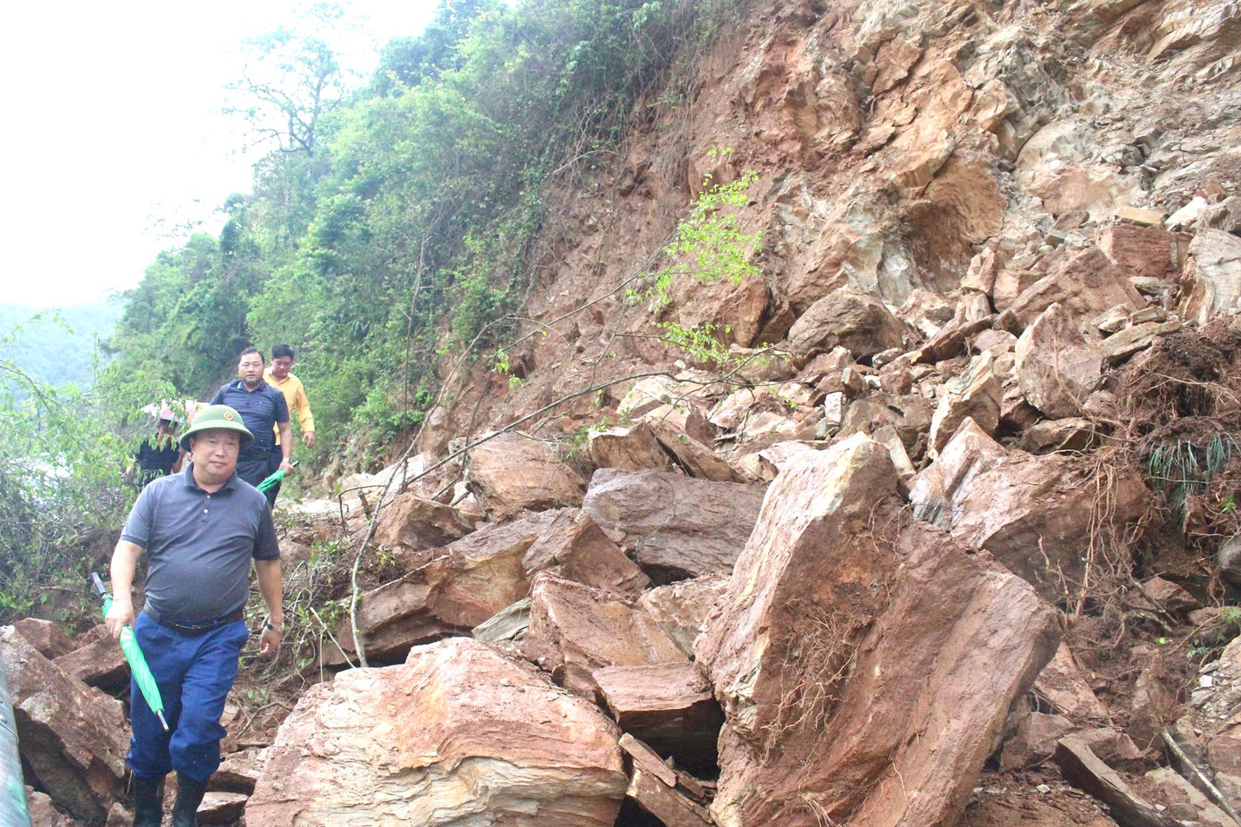 Lãnh đạo huyện Kỳ Sơn đi kiểm tra những điểm bị sạt lở. Lãnh đạo huyện Kỳ Sơn đi kiểm tra những điểm bị sạt lở.