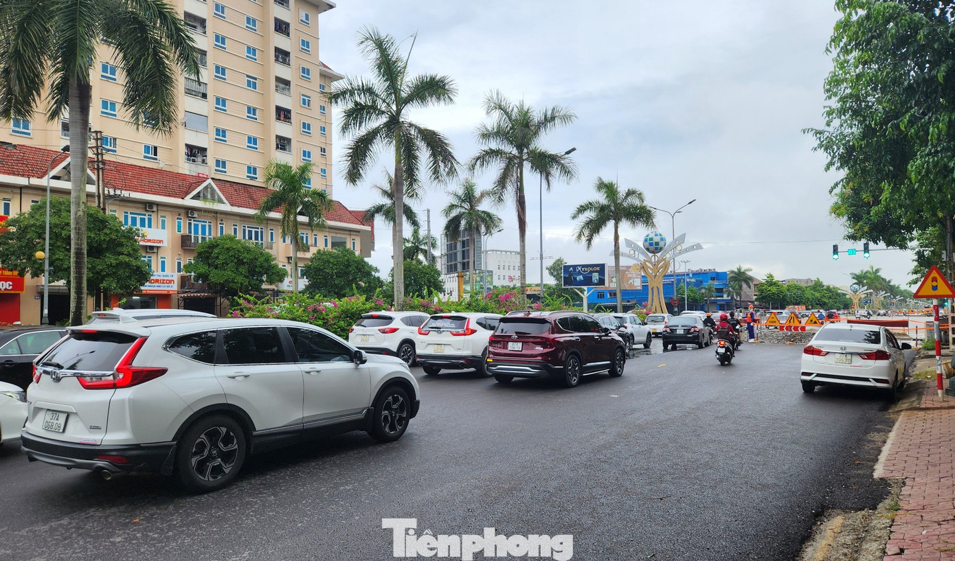 Tại ngã tư giao với Đại lộ Vinh - Cửa Lò, đơn vị thi công đào cùng lúc 4 điểm 2 bên đường. Các điểm đều thi công dang dở tạo thành nút thắt cổ chai khiến giao thông ảnh hưởng. Tại ngã tư giao với Đại lộ Vinh - Cửa Lò, đơn vị thi công đào cùng lúc 4 điểm 2 bên đường. Các điểm đều thi công dang dở tạo thành nút thắt cổ chai khiến giao thông ảnh hưởng.