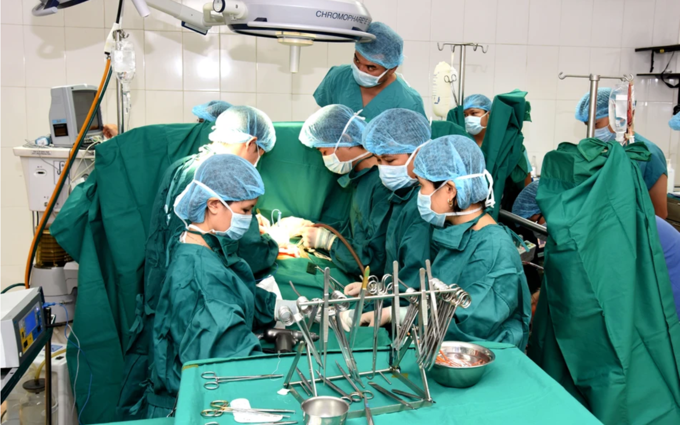 Các bác sỹ tiến hành phẫu thuật tim cho cháu bé.