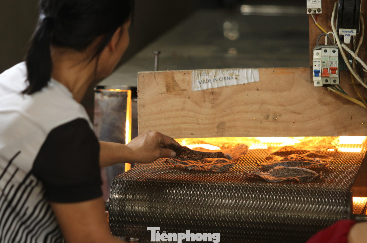 Mỗi ngày, cơ sở bánh đa Kiểu Nguyễn của anh Nguyễn Như Kiểu (42 tuổi, làng Tây Lân, xã Nghi Trường) sản xuất khoảng 1,5 vạn chiếc bánh đa. Dịp Tết, cơ sở của anh phải thuê thêm nhiều người về làm để kịp giao cho khách. Anh Kiểu cho hay, ngày trước làm bánh thủ công nên sản lượng ít. Ngày nay anh đầu tư thêm máy móc nên sản lượng được nhiều và làm khỏe hơn. Mỗi ngày, cơ sở bánh đa Kiểu Nguyễn của anh Nguyễn Như Kiểu (42 tuổi, làng Tây Lân, xã Nghi Trường) sản xuất khoảng 1,5 vạn chiếc bánh đa. Dịp Tết, cơ sở của anh phải thuê thêm nhiều người về làm để kịp giao cho khách. Anh Kiểu cho hay, ngày trước làm bánh thủ công nên sản lượng ít. Ngày nay anh đầu tư thêm máy móc nên sản lượng được nhiều và làm khỏe hơn.