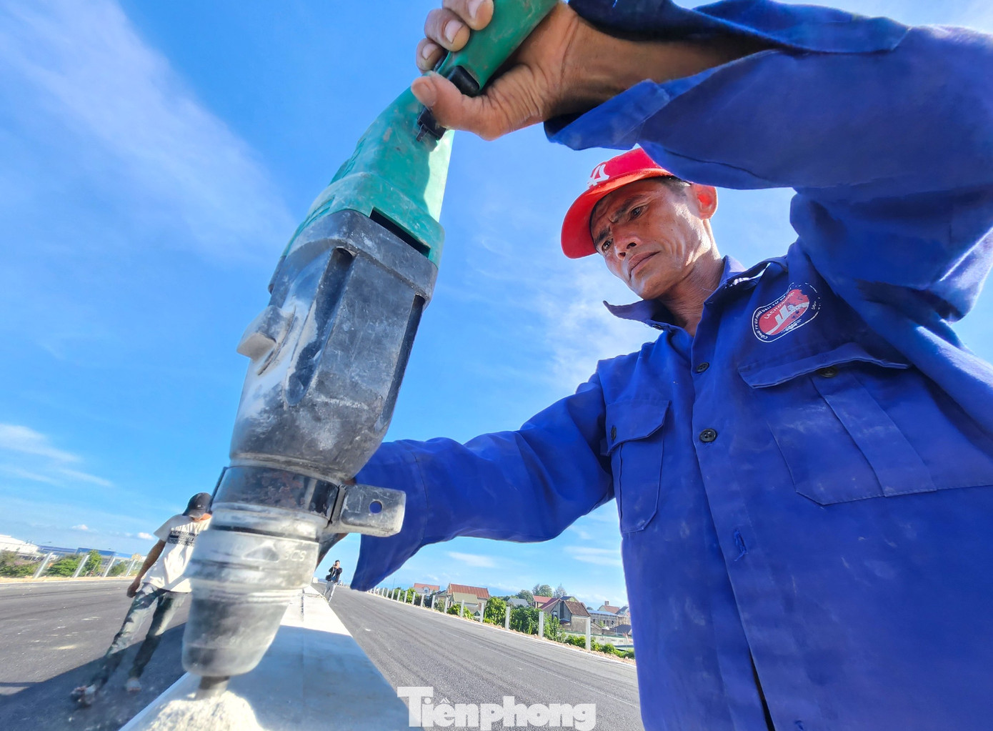 Nắng nóng nhưng các công nhân vẫn bám trụ trên đường để thi công những hạng mục cuối cùng để đưa 19km cao tốc còn lại về đích đúng tiến độ.