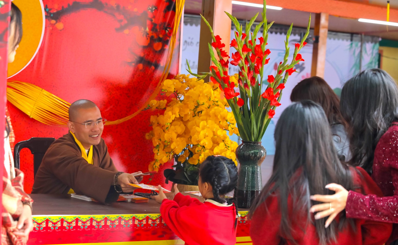 Nhiều em nhỏ vui mừng khi được nhà chùa lì xì đầu năm mới. Nhiều em nhỏ vui mừng khi được nhà chùa lì xì đầu năm mới.