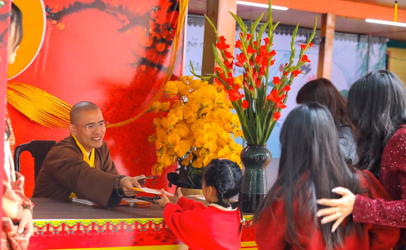 Nhiều em nhỏ vui mừng khi được nhà chùa lì xì đầu năm mới. Nhiều em nhỏ vui mừng khi được nhà chùa lì xì đầu năm mới.