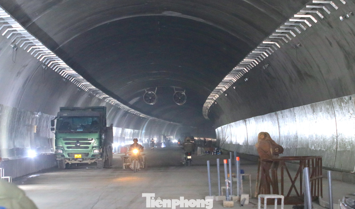 Bên trong hầm, hàng trăm công nhân đang được huy động để hoàn thiện những hạng mục cuối cùng.