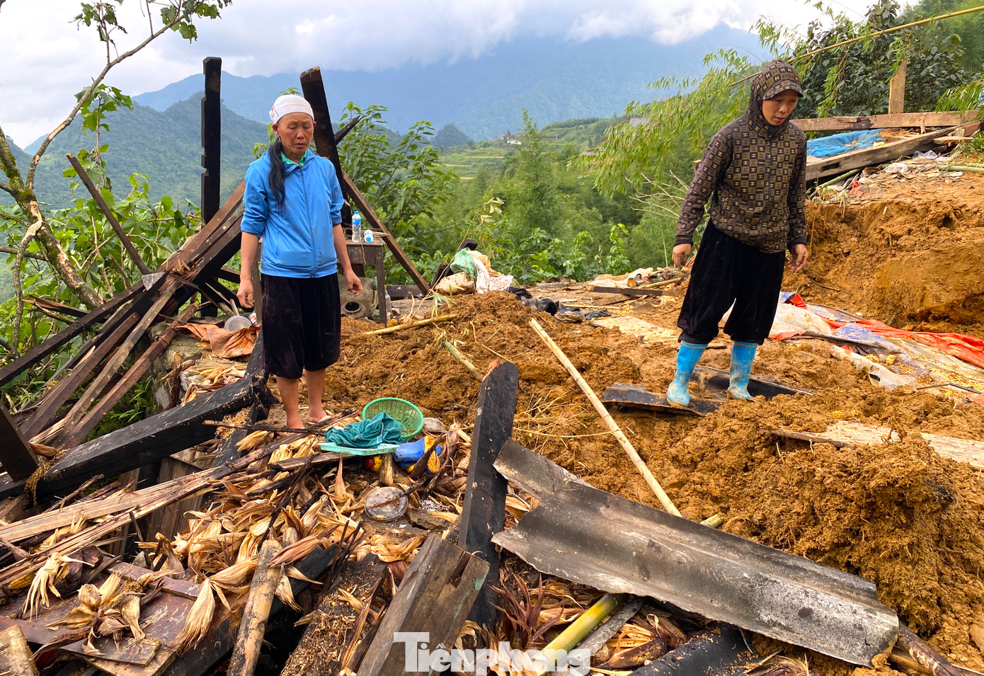 Sáng 12/9, sau khi trời tạnh mưa, gia đình bà Chẹ đã cùng lực lượng chính quyền xã Vũ Nông, công an xã, cảnh sát giao thông, hàng xóm láng giềng quay lại căn nhà cũ tìm kiếm những tài sản còn sót lại.