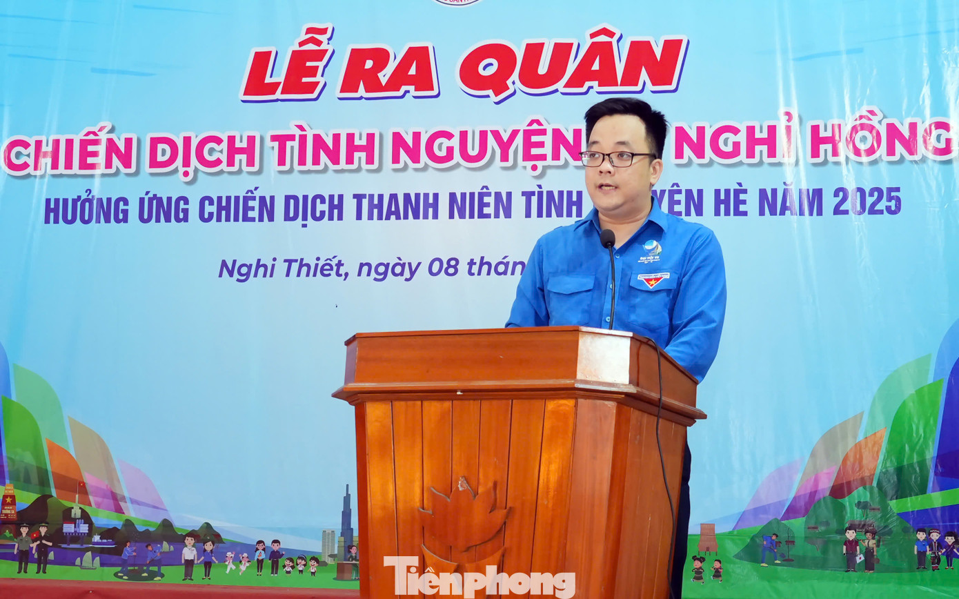 Anh Nguyễn Bá Tuấn Anh - Bí thư Đoàn Các cơ quan Đảng tỉnh Nghệ An phát biểu chương trình.