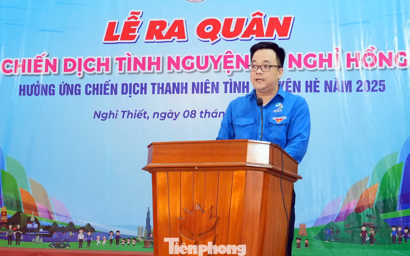 Anh Nguyễn Bá Tuấn Anh - Bí thư Đoàn Các cơ quan Đảng tỉnh Nghệ An phát biểu chương trình. Anh Nguyễn Bá Tuấn Anh - Bí thư Đoàn Các cơ quan Đảng tỉnh Nghệ An phát biểu chương trình.