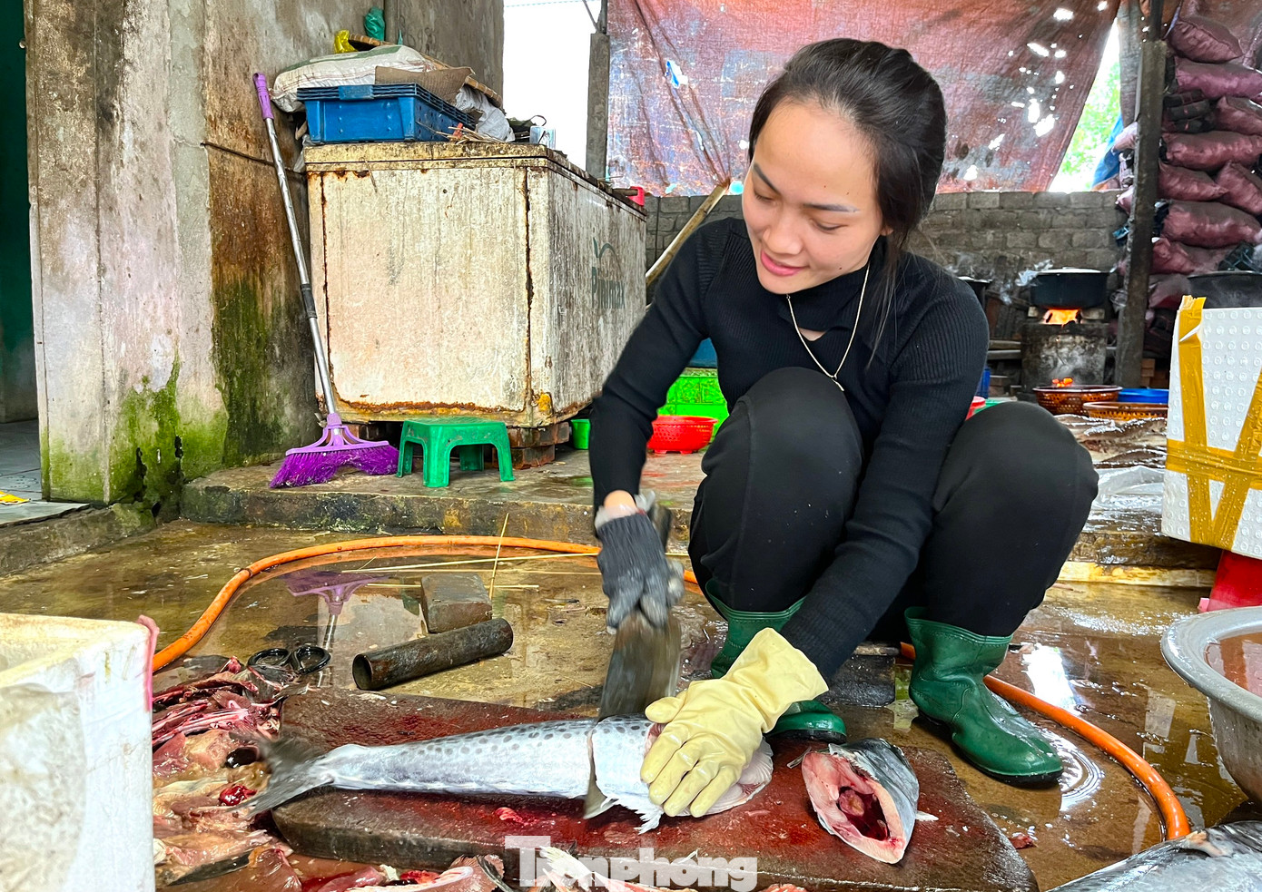 Để mua được cá tươi, người dân phải dậy từ 4h sáng rồi ra bến canh thuyền về. Nếu chậm chân, những thúng cá tươi sẽ bị mua hết. Trước khi nướng, cá sẽ được làm sạch. Với những con cá to sẽ được chia thành các khúc nhỏ để nướng.