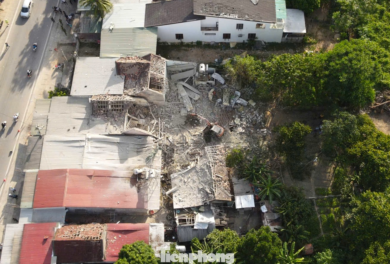 Hơn 17h chiều 27/8, tại nhà vợ chồng ông H.V.Q. (60 tuổi) và bà H.T.H. (53 tuổi (trú xóm Quyết Tiến, xã Tam Hợp, huyện Quỳ Hợp, Nghệ An) bất ngờ xảy ra một vụ nổ lớn. Vụ nổ khiến căn nhà của ông Q. bị đổ sập gần hết. Khi đến hiện trường kiểm tra, cơ quan chức năng phát hiện vợ chồng ông Q. đã tử vong.