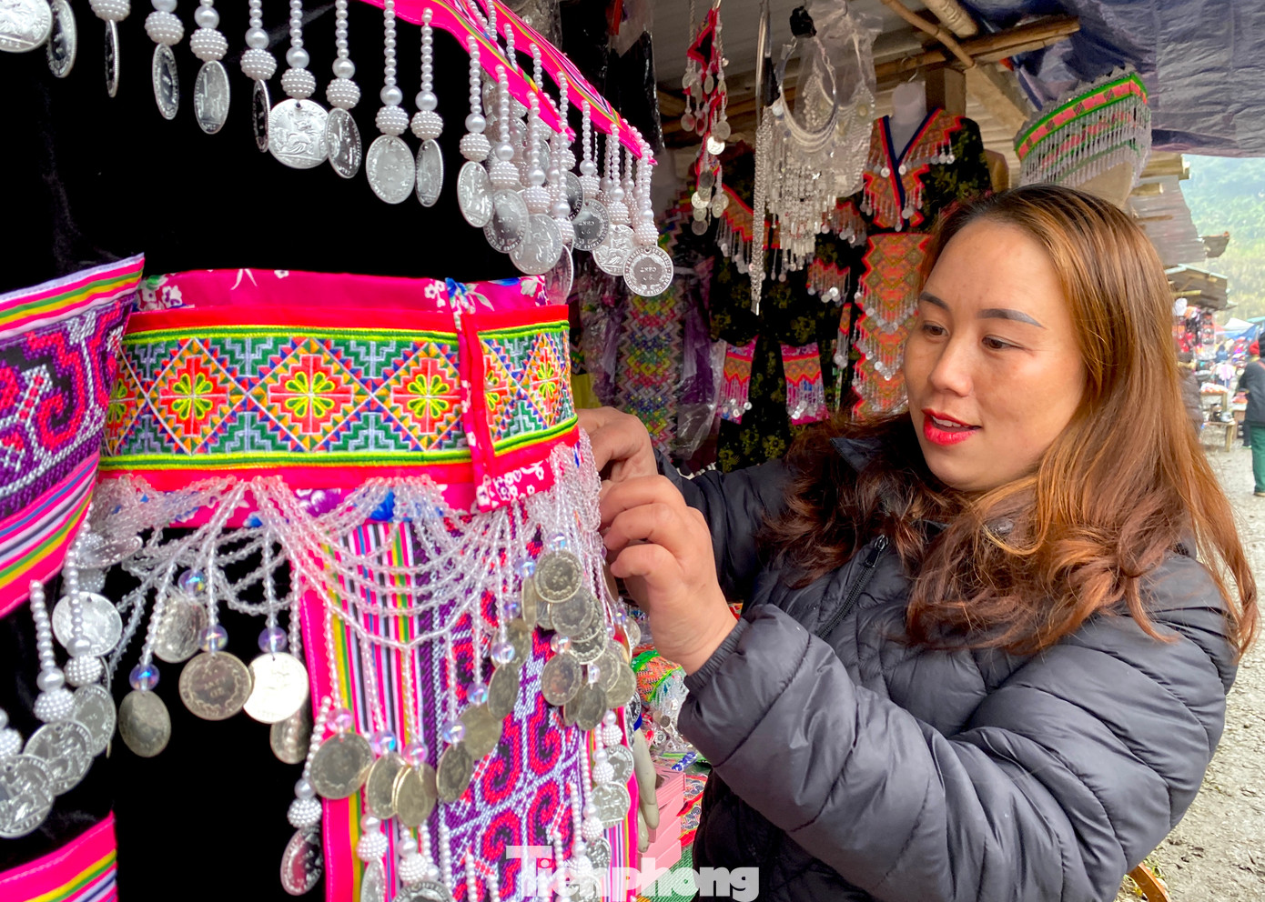 Cứ mỗi lần phiên chợ tổ chức, chị Hờ Y Dếnh (32 tuổi, trú xã Nậm Cắn, huyện Kỳ Sơn, Nghệ An) lại lên soạn sửa gian hàng bày bán các loại quần áo thổ cẩm, trang phục truyền thống của đồng bào dân tộc Mông. Những bộ trang phục được người dân bản địa tự thêu, dệt. Một số được chị Dếnh mua từ nơi khác về bán. "Cuối năm, người dân, du khách đến chợ rất đông nên dễ buôn bán hơn ngày thường. Đặc biệt là những bộ váy áo truyền thống bán rất chạy", chị Dếnh nói và cho biết, mỗi bộ váy áo có giá hơn 4 triệu đồng nhưng gần Tết nên nhiều người mua, đặc biệt là những thiếu nữ trẻ. Cứ mỗi lần phiên chợ tổ chức, chị Hờ Y Dếnh (32 tuổi, trú xã Nậm Cắn, huyện Kỳ Sơn, Nghệ An) lại lên soạn sửa gian hàng bày bán các loại quần áo thổ cẩm, trang phục truyền thống của đồng bào dân tộc Mông. Những bộ trang phục được người dân bản địa tự thêu, dệt. Một số được chị Dếnh mua từ nơi khác về bán. "Cuối năm, người dân, du khách đến chợ rất đông nên dễ buôn bán hơn ngày thường. Đặc biệt là những bộ váy áo truyền thống bán rất chạy", chị Dếnh nói và cho biết, mỗi bộ váy áo có giá hơn 4 triệu đồng nhưng gần Tết nên nhiều người mua, đặc biệt là những thiếu nữ trẻ.