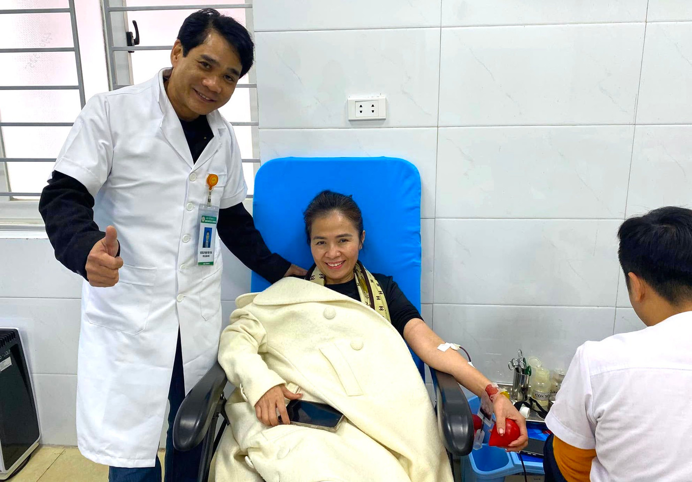 Nghe tin nguồn máu dự trữ dần cạn kiệt, bà Võ Thị Minh Sinh - Chủ tịch MTTQ Việt Nam tỉnh Nghệ An, Trưởng đoàn Đại biểu Quốc hội tỉnh đã đến Trung tâm để hiến máu . Nghe tin nguồn máu dự trữ dần cạn kiệt, bà Võ Thị Minh Sinh - Chủ tịch MTTQ Việt Nam tỉnh Nghệ An, Trưởng đoàn Đại biểu Quốc hội tỉnh đã đến Trung tâm để hiến máu .