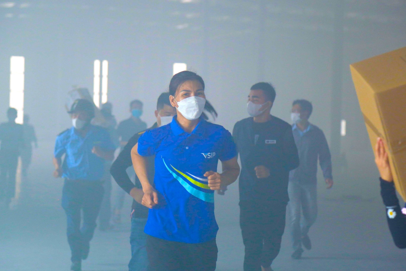 Phát hiện cháy, lực lượng bảo vệ đã báo động toàn khu vực công ty, đồng thời báo cho lực lượng Đội PCCC chuyên ngành VSIP, lực lượng Cảnh sát PCCC&amp;CNCH (qua số điện thoại 114) và triển khai phương án ứng cứu sự cố cháy, nổ.