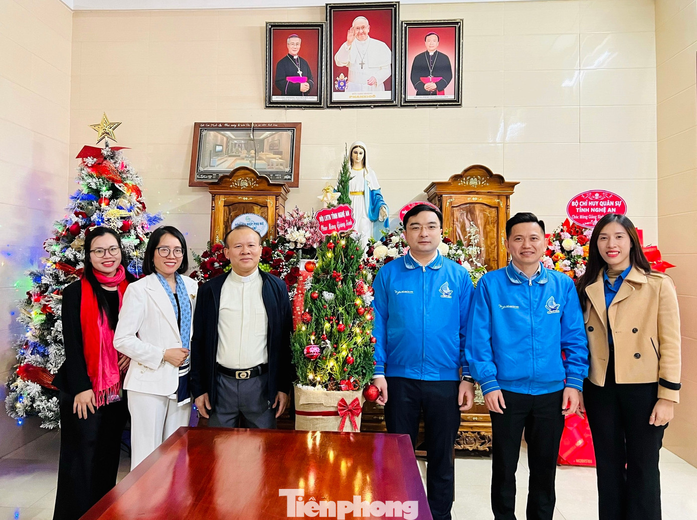 Trước đó vào chiều cùng ngày, đại diện Ban Thường vụ Tỉnh Đoàn - Ban Thư ký Hội LHTN tỉnh Nghệ An đã đến thăm, tặng quà, chúc mừng Giáo xứ Vạn Thủy và thanh niên tôn giáo tiêu biểu trên địa bàn huyện Quỳnh Lưu.