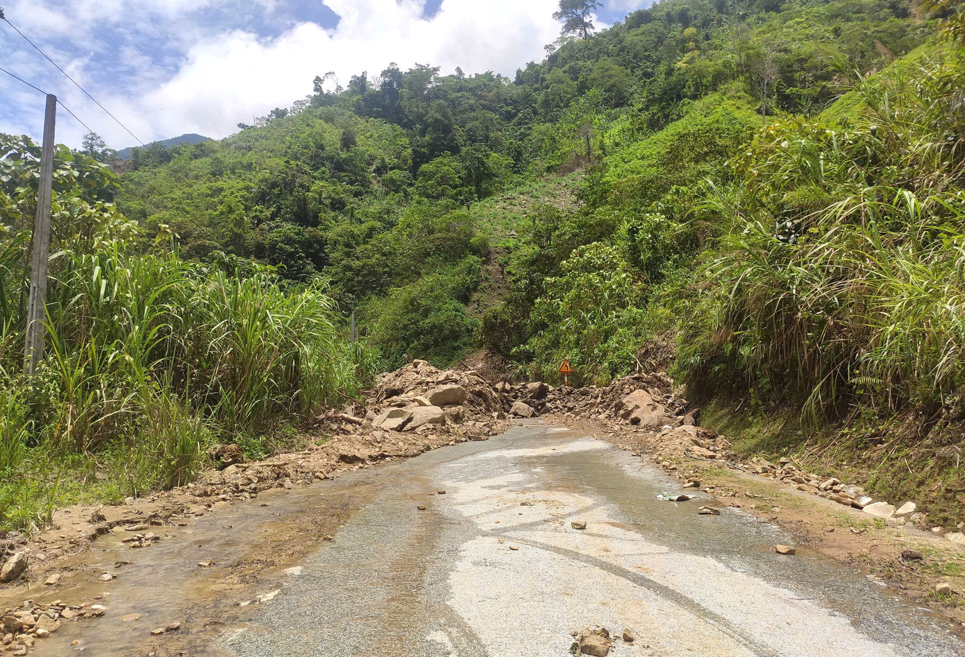 Mưa lũ đã khiến tuyến quốc lộ 16 bị hư hỏng nặng nề. Trong đó có hơn 40 điểm sạt lở ta luy dương và 6 điểm sạt lở taluy âm. Tại các điểm sạt lở taluy âm, đường bị đứt gãy, đổ sập hoàn toàn xuống suối.