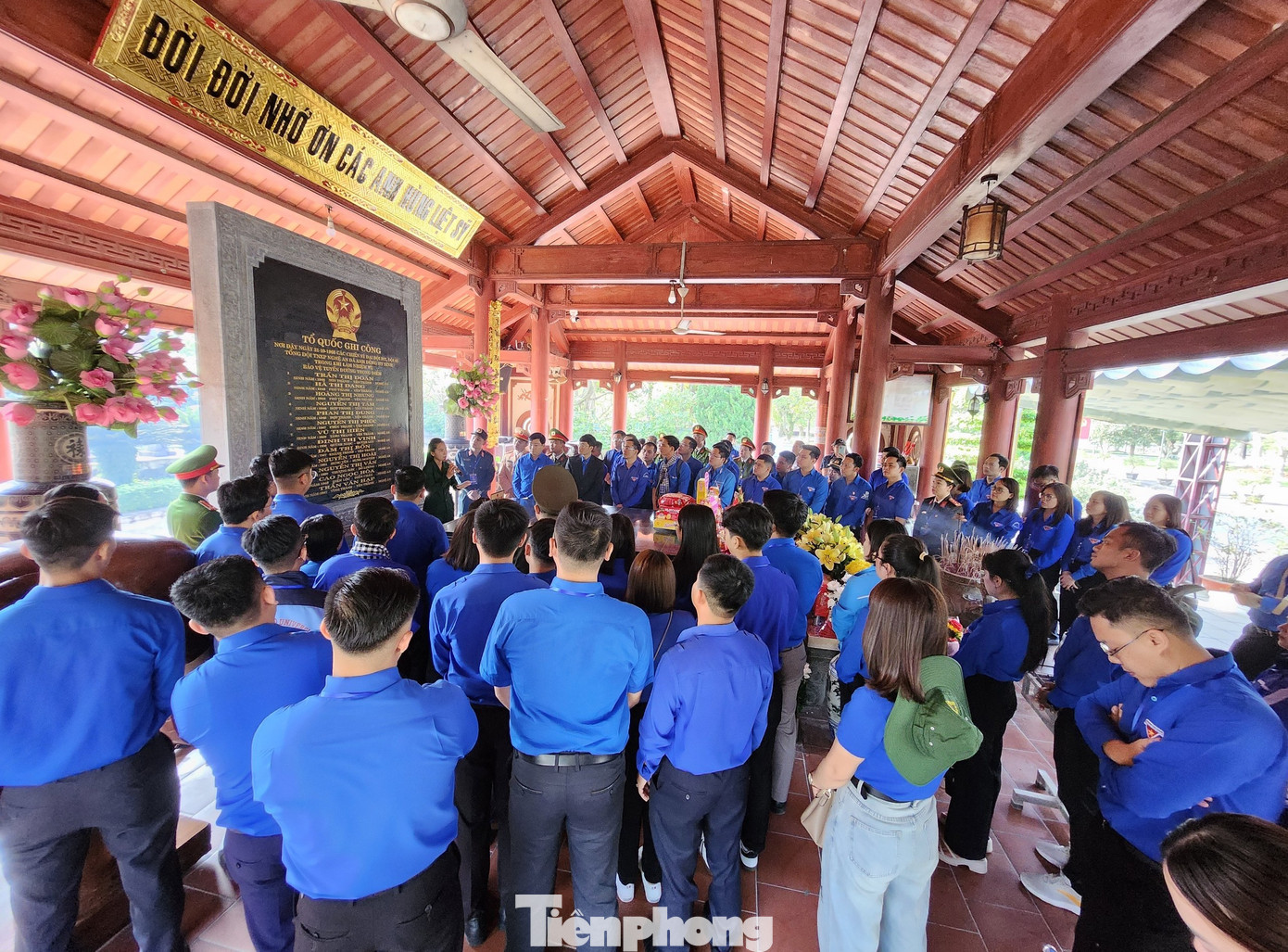 Dâng hoa, dâng hương trước anh linh các anh hùng liệt sĩ, các đại biểu đã tưởng niệm và bày tỏ lòng thành kính, cảm phục, tri ân sâu sắc đối với các chị, các anh, những người anh hùng đã hy sinh vì độc lập tự do của Tổ quốc. Cuộc đời và sự nghiệp của các chị, các anh mãi mãi là tấm gương sáng để thế hệ trẻ hôm nay và mai sau học tập, noi theo. Dâng hoa, dâng hương trước anh linh các anh hùng liệt sĩ, các đại biểu đã tưởng niệm và bày tỏ lòng thành kính, cảm phục, tri ân sâu sắc đối với các chị, các anh, những người anh hùng đã hy sinh vì độc lập tự do của Tổ quốc. Cuộc đời và sự nghiệp của các chị, các anh mãi mãi là tấm gương sáng để thế hệ trẻ hôm nay và mai sau học tập, noi theo.