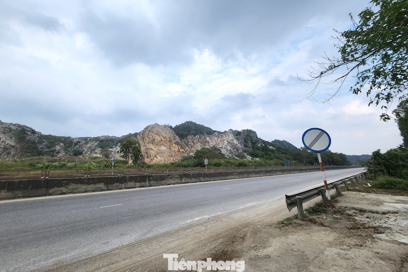 Mỏ đá của Công ty CP đá Hoàng Mai nằm ngay sát mép quốc lộ 1A, sát tuyến đường sắt Bắc Nam.