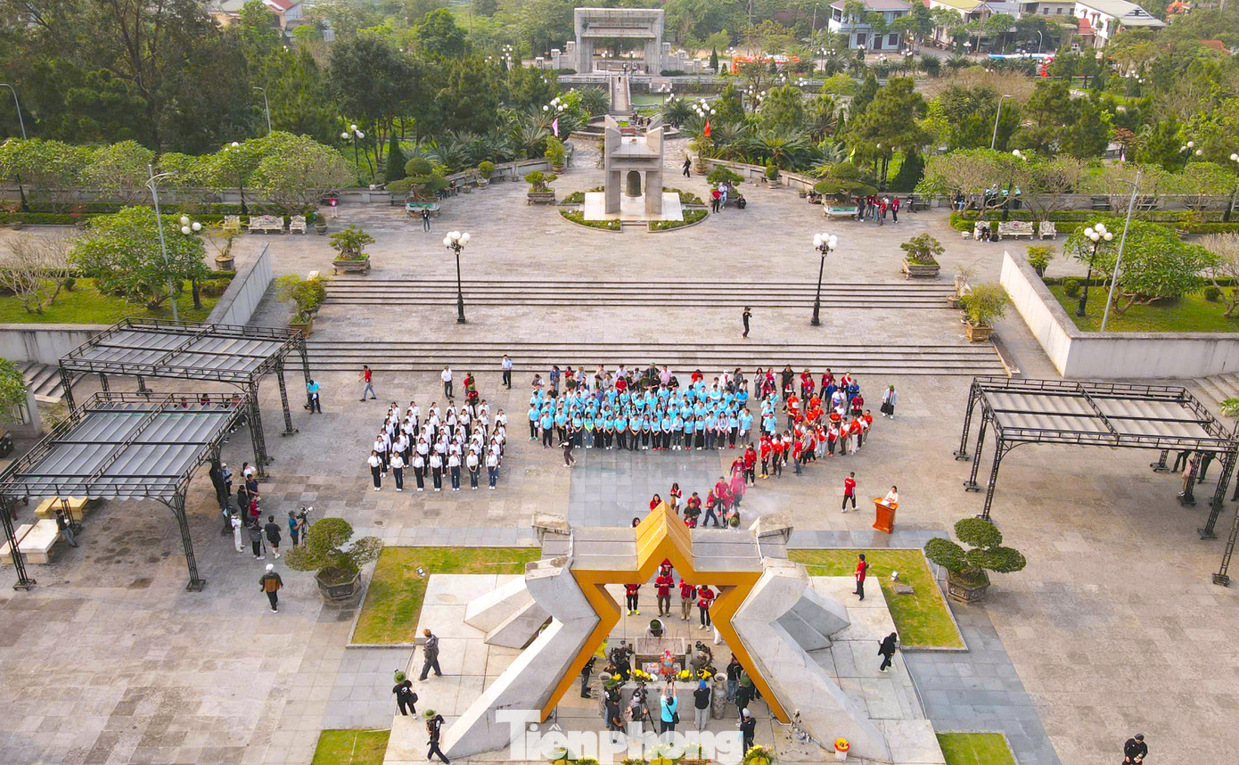 Chiều cùng ngày, Ban Tổ chức làm lễ dâng hương, dâng hoa tri ân các Anh hùng liệt sĩ tại Nghĩa trang Liệt sĩ Quốc gia Đường 9.