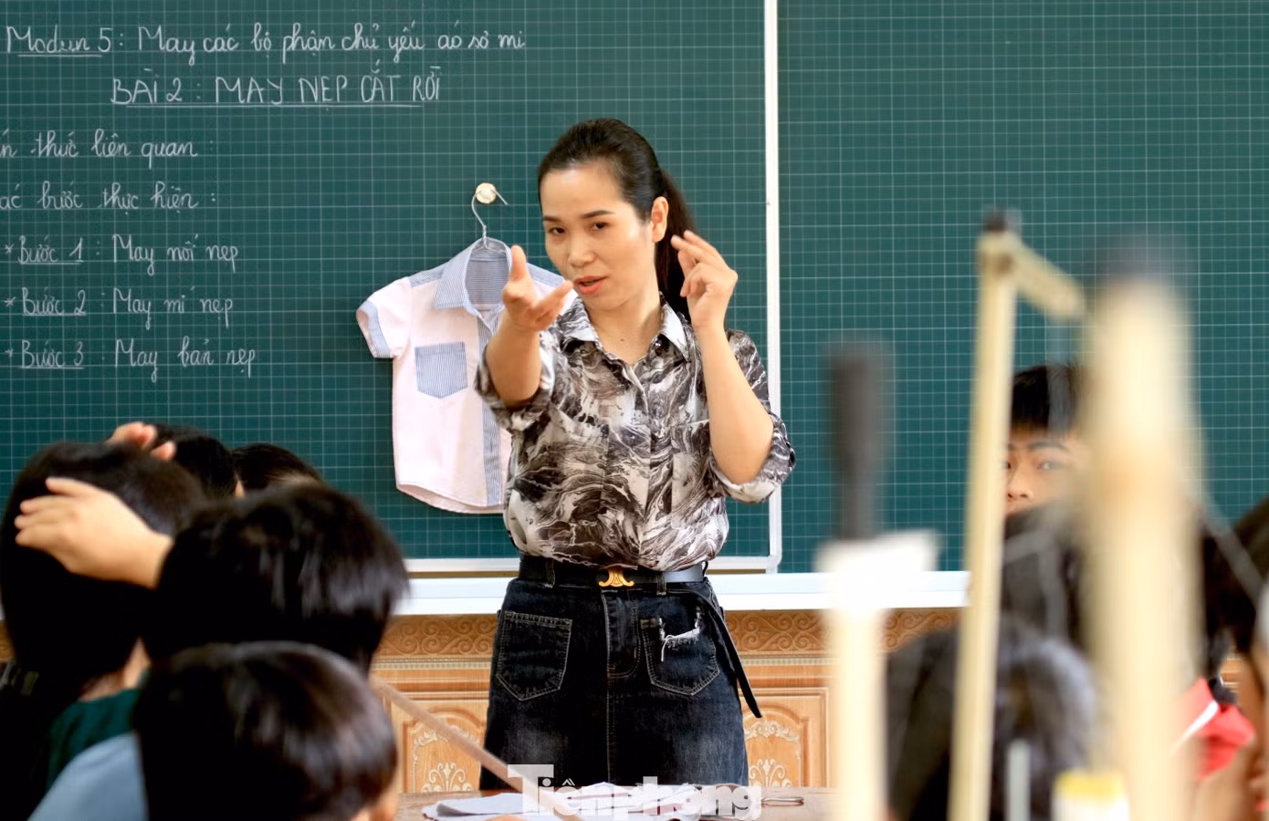 Cô Đỗ Thị Trang - Chủ nhiệm lớp dạy nghề May 1 cho hay, để các em hiểu và tiếp thu được, giáo viên phải dạy kỹ lý thuyết rồi mới đến phần thực hành.
