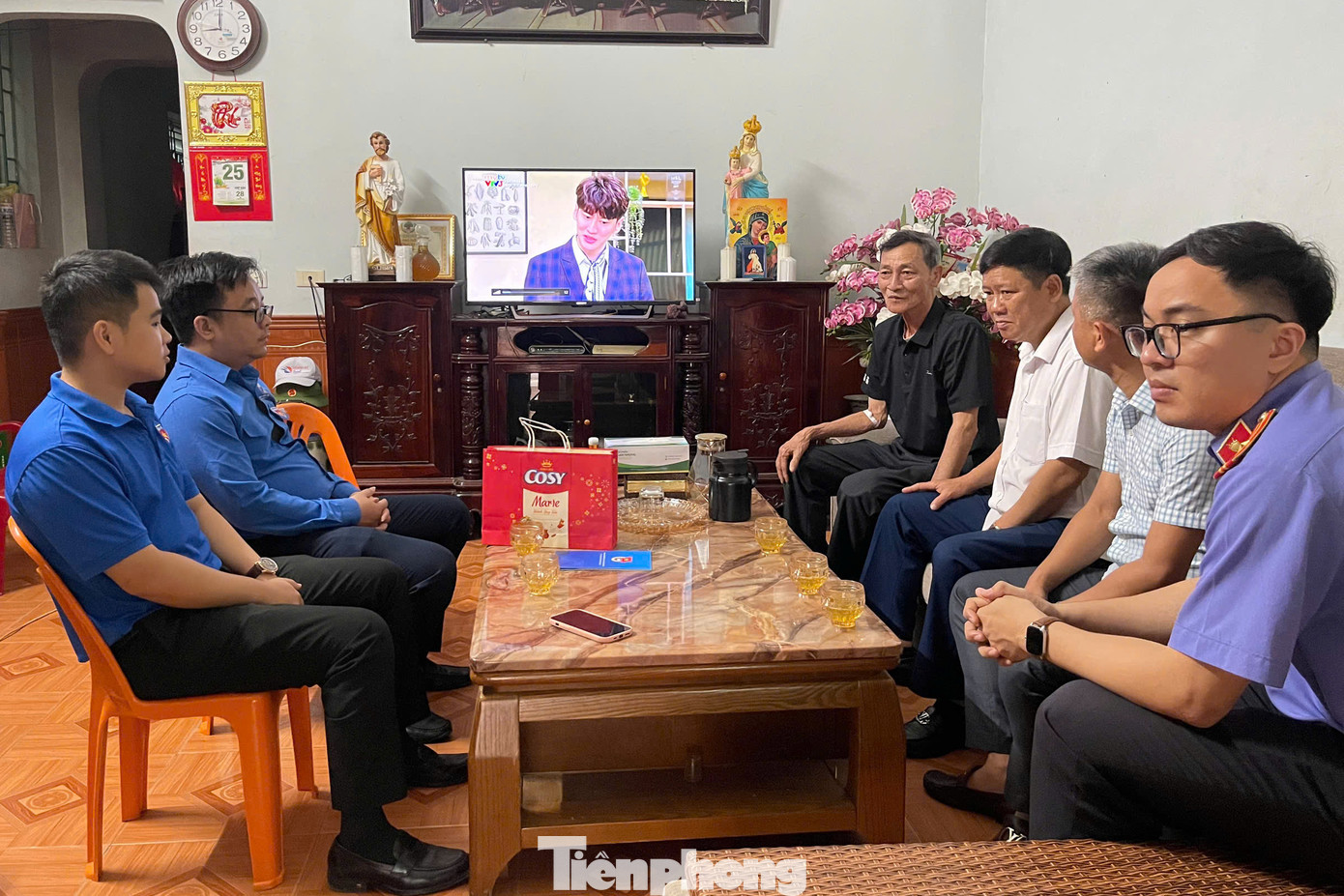 Ông Trần Quang Hòa - Phó Bí thư Đảng ủy các cơ quan Đảng tỉnh Nghệ An cùng Ban Chấp hành Đoàn đến thăm và tặng quà các gia đình chính sách, gia đình có công với cách mạng trên địa bàn thành phố Vinh.