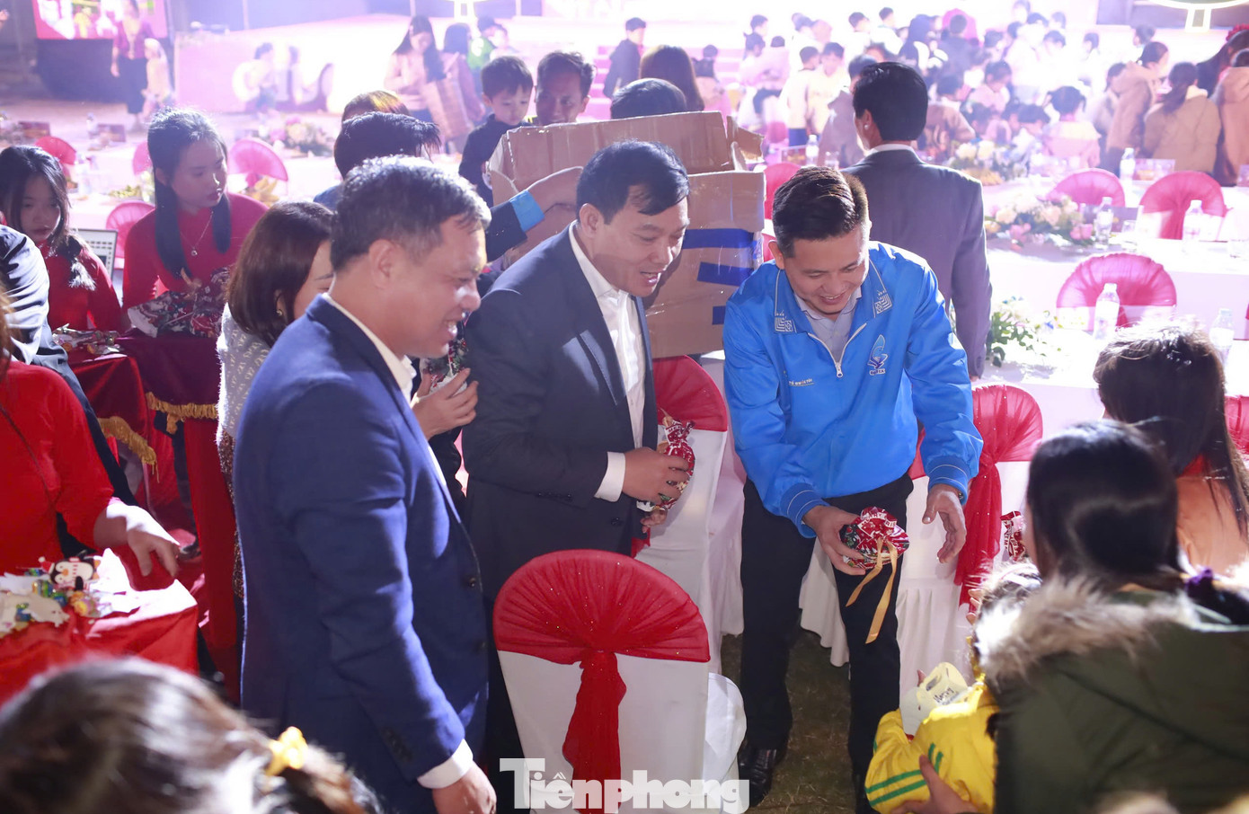 Các đại biểu phát quà cho các em thiếu nhi.