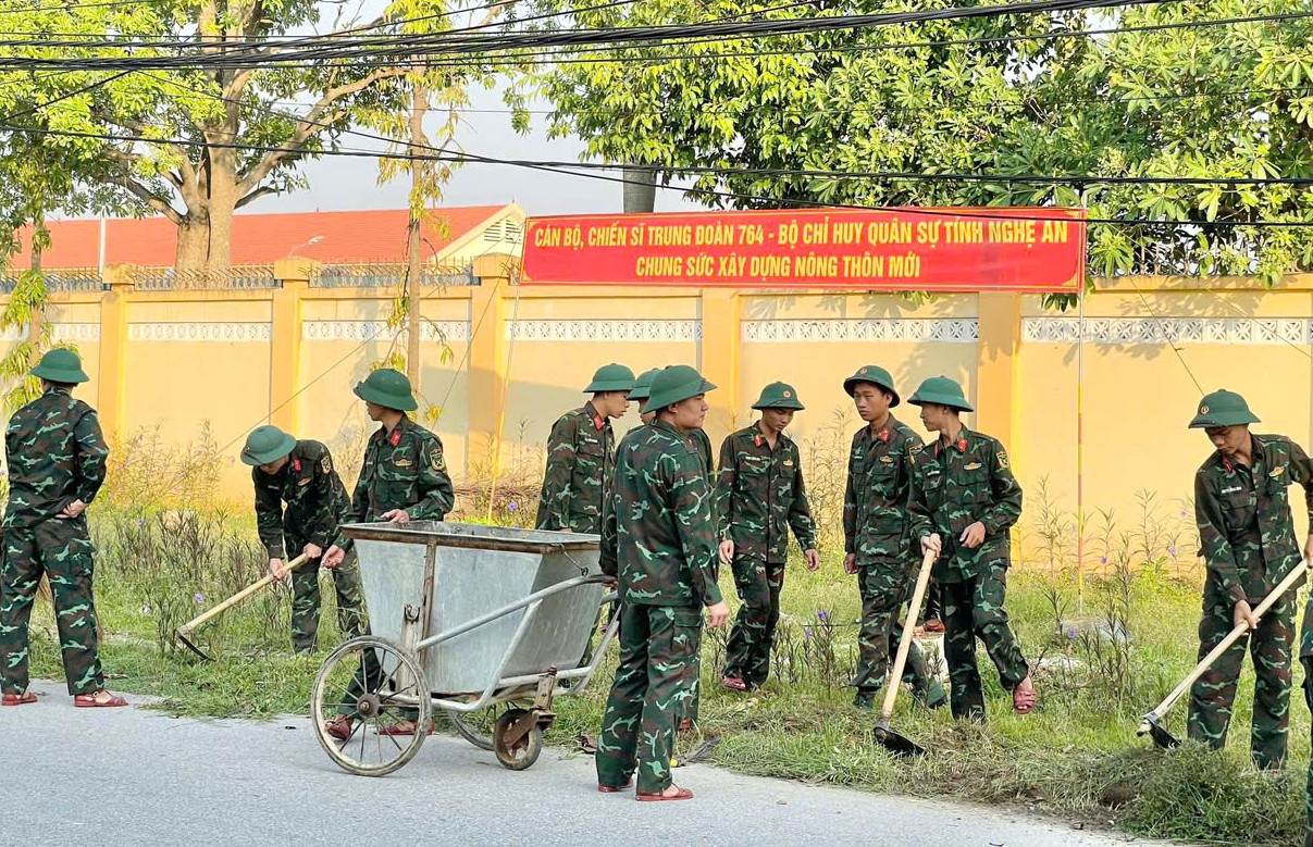 Trong sáng 6/10, đoàn viên, thanh niên Đoàn cơ sở Trung đoàn 764 đã phối hợp cùng Đoàn xã và Hội Phụ nữ xã Nghi Kim (TP. Vinh, Nghệ An) tổ chức ra quân thực hiện vệ sinh môi trường; vệ sinh các tuyến đường trên địa bàn xã và xung quanh khu vực đơn vị.