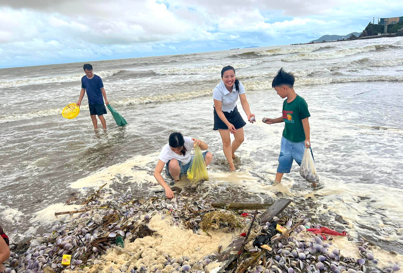Người dân phấn khởi vì "lộc biển" trôi dạt vào bờ nhiều. Người dân phấn khởi vì "lộc biển" trôi dạt vào bờ nhiều.