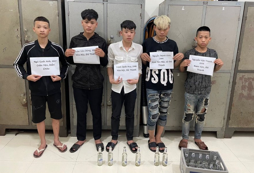 5 đối tượng cùng tang vật vỏ chai bia tại cơ quan công an. 5 đối tượng cùng tang vật vỏ chai bia tại cơ quan công an.