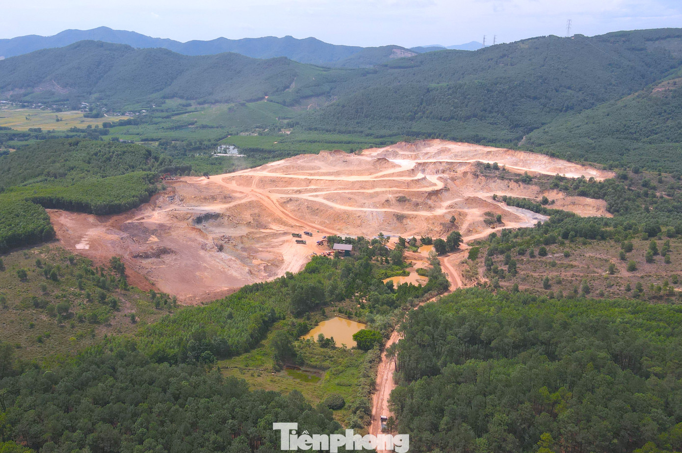 Nhiều tháng nay, con đường trên địa bàn xóm 6 của xã Diễn Lợi (huyện Diễn Châu, Nghệ An) luôn xuất hiện hàng loạt xe ben, xe tải lớn nhỏ vào ra mỏ đất của Công ty Công ty CP Thiết bị Thiên Hoàng (Công ty Thiên Hoàng) và Công ty TNHH Hoàng Phúc (Công ty Hoàng Phúc) để vận chuyển đất đi san lấp công trình.