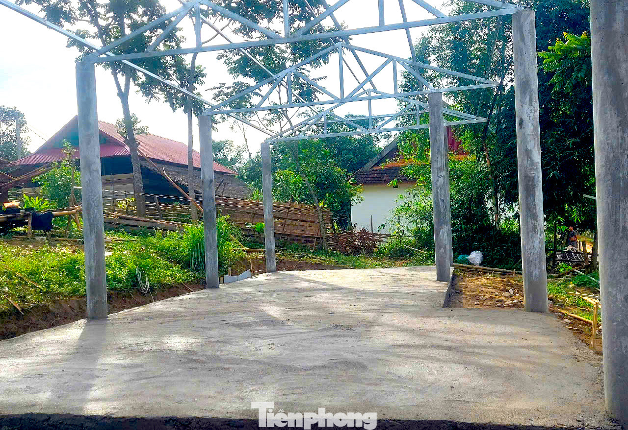 Các lực lượng chức năng phấn đấu sửa chữa, xây mới nhà cho 2 bản Cò Phạt và Khe Búng xong trước ngày 15/8/2025. Trong ảnh, nhà của ông La Văn Năm đang dần hoàn thiện với sự hỗ trợ của các lực lượng chức năng.