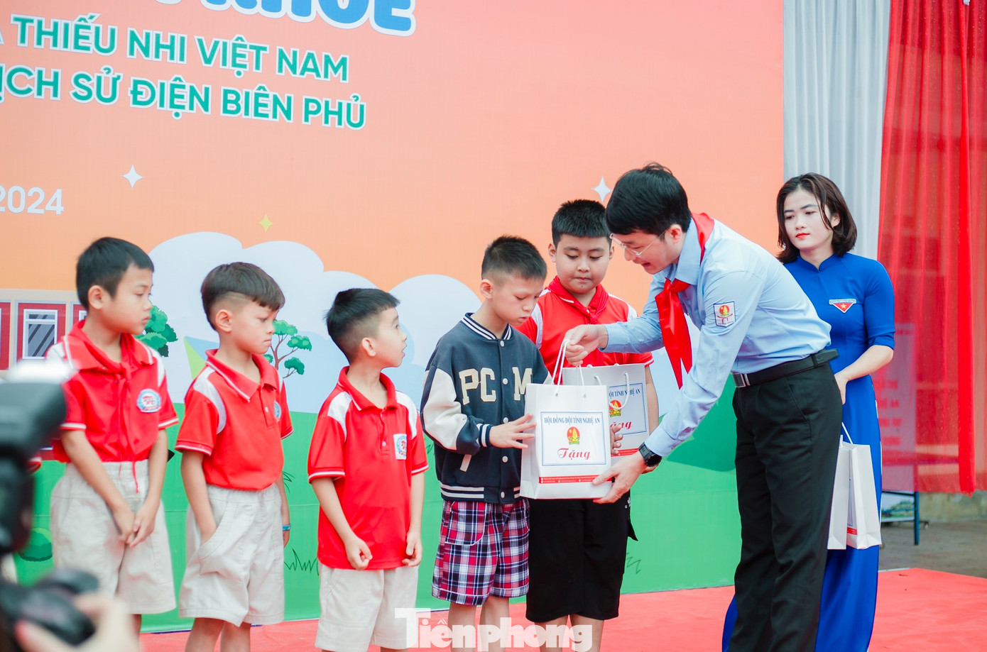 Tỉnh Đoàn, Hội đồng Đội tỉnh Nghệ An đã trao tặng 21 suất học bổng với tổng trị giá gần 17 triệu đồng đến các em thiếu nhi có hoàn cảnh khó khăn vươn lên học tốt Tỉnh Đoàn, Hội đồng Đội tỉnh Nghệ An đã trao tặng 21 suất học bổng với tổng trị giá gần 17 triệu đồng đến các em thiếu nhi có hoàn cảnh khó khăn vươn lên học tốt