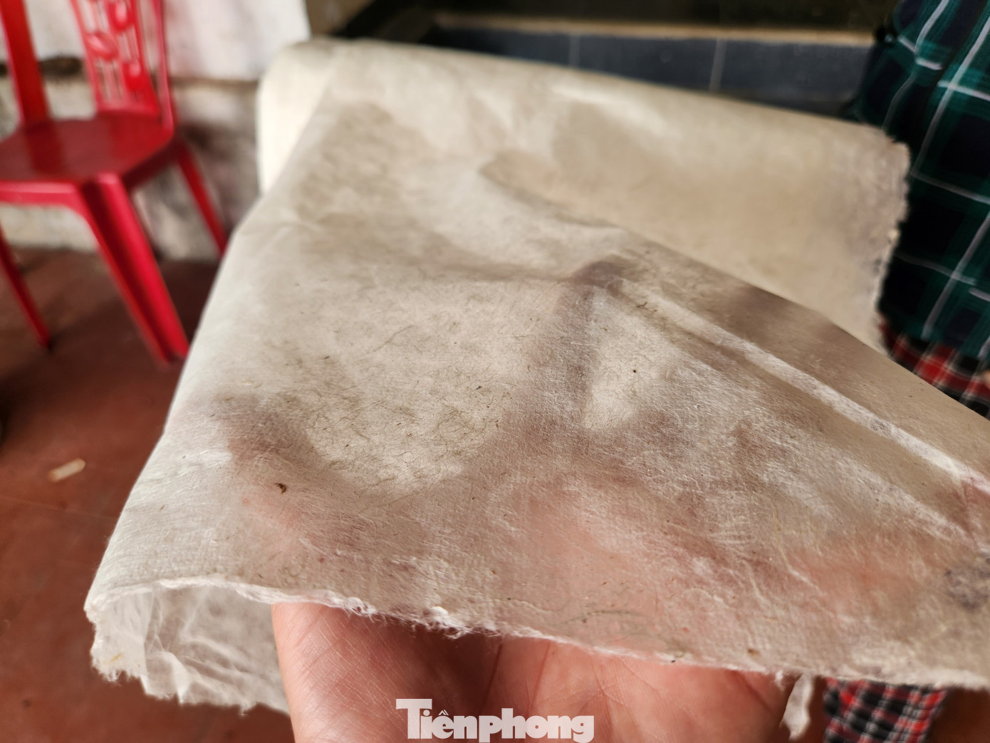 Những tấm giấy dó mỏng sau khi hoàn thiện được bà Hải bán cho các thương lái với giá 4.000 đồng/một tờ. Giấy dó mua về thường được dùng để làm quạt giấy, cuốn hương trầm hoặc gói cá biển.