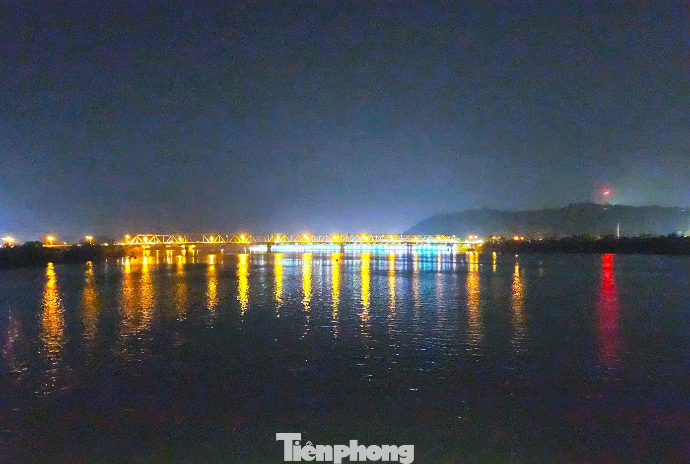 Ngồi trên du thuyền lúc đêm xuống, du khách có thể ngắm cầu Bến Thủy khi về đêm, xa xa là núi Dũng Quyết và thành phố Vinh rực sáng. Trên hành trình, du khách cũng có thể xuôi ra biển Cửa Lò thăm đảo Ngư, đảo Lan Châu hay qua cầu Bến Thủy, lên đền chợ Củi, ngược dòng sông Lam.