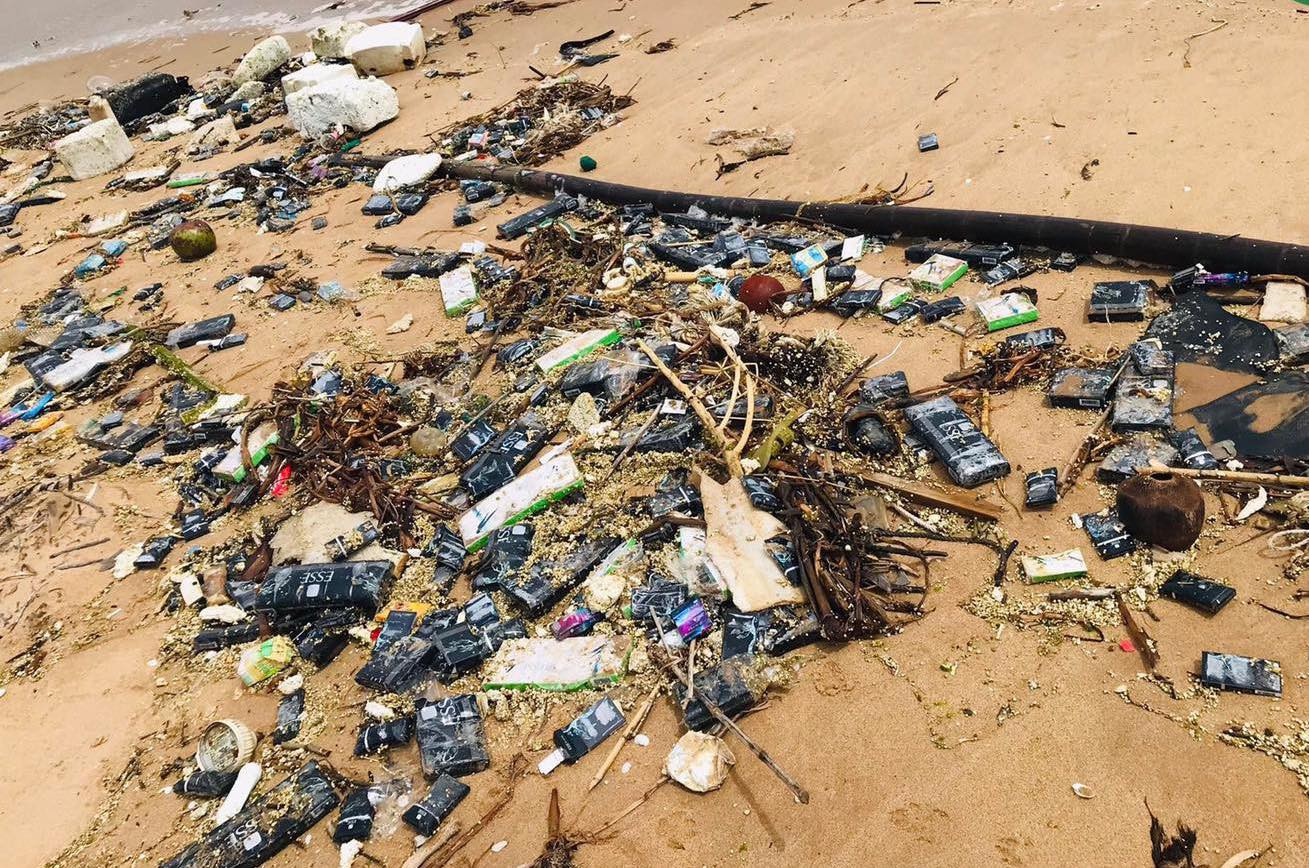 Những bao thuốc có màu đen, xanh và trắng. Những bao thuốc có màu đen, xanh và trắng.