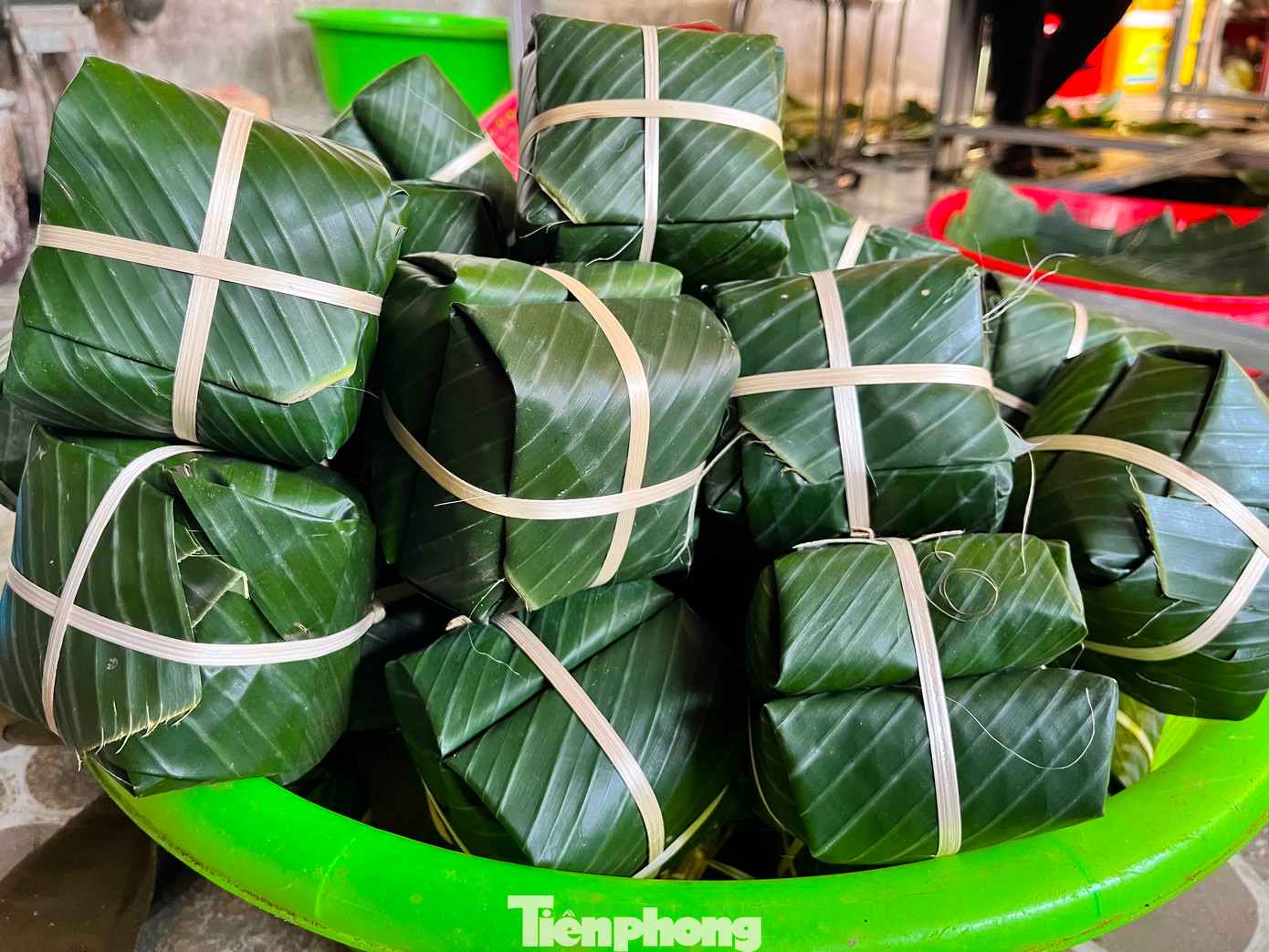 Sau khi gói xong, những chiếc bánh được đem đi nấu trong thời gian từ 8-10 giờ đồng hồ. Ngày trước, những hộ dân dùng bếp củi, bếp than để nấu bánh. Ngày nay đa số các hộ dân đều đầu tư mua bếp điện về nấu bánh chưng.