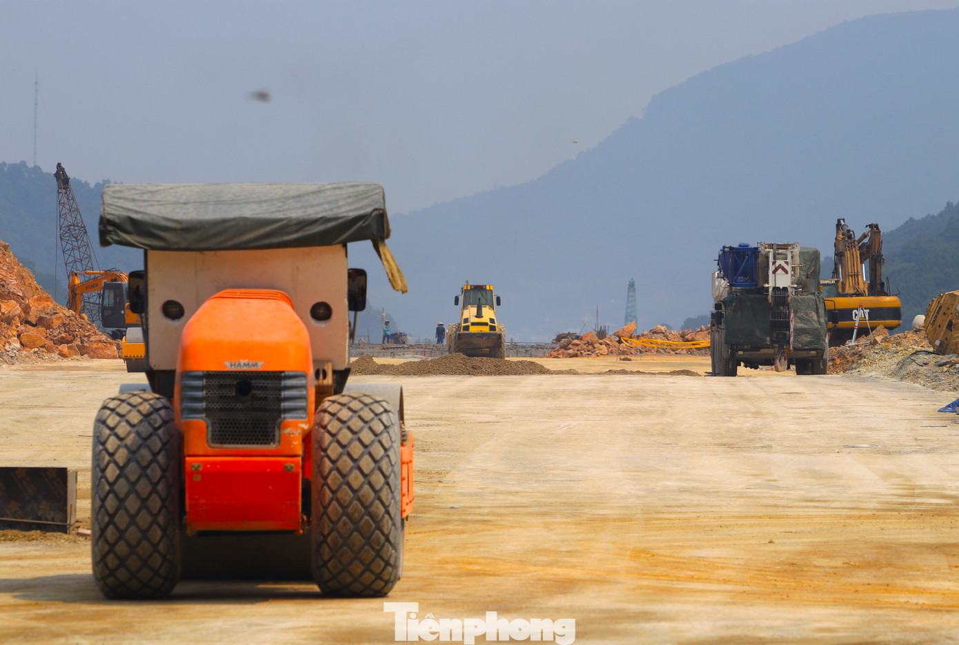 Song song với việc thi công hầm, mặt đường trên tuyến cũng được các đơn vị thi công đẩy nhanh tiến độ. Song song với việc thi công hầm, mặt đường trên tuyến cũng được các đơn vị thi công đẩy nhanh tiến độ.