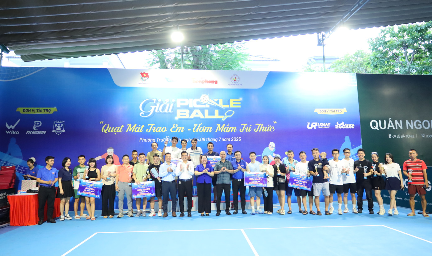 Ban tổ chức chụp hình lưu niệm cùng các vận động viên đạt giải. Ban tổ chức chụp hình lưu niệm cùng các vận động viên đạt giải.