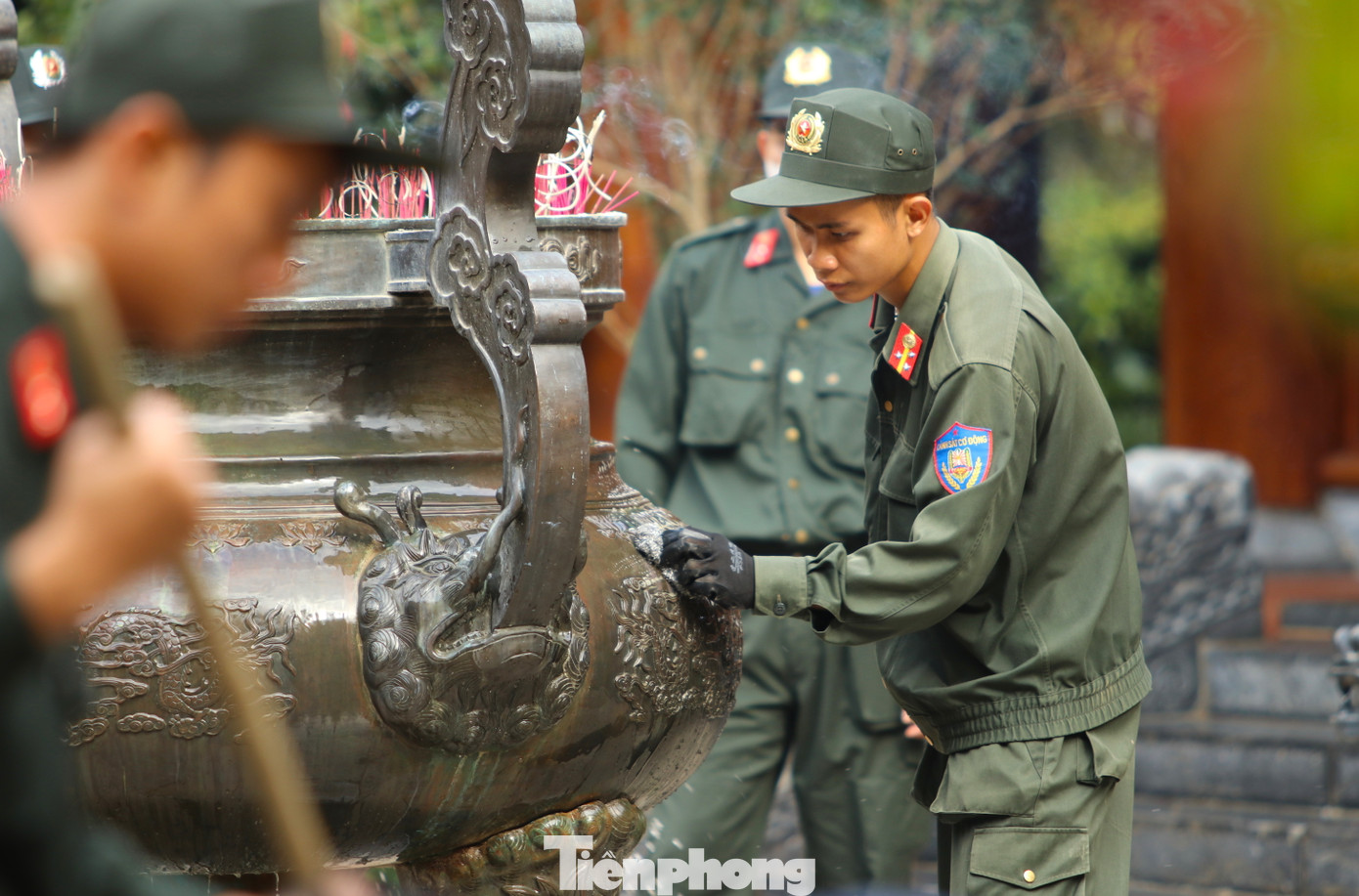 Lư hương được các cán bộ chiến sỹ, đoàn viên cẩn thận lau chùi sạch sẽ.