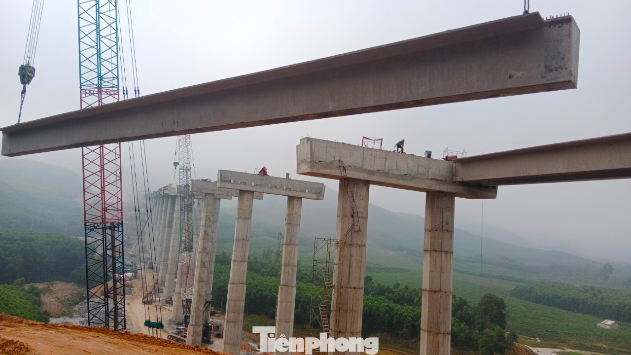 Cầu Thần Vũ 2 có chiều dài 1.287m nằm ở địa bàn xã Nghi Đồng (huyện Nghi Lộc, Nghệ An). Cây cầu được thiết kế với 32 nhịp dầm Super T. Do địa hình đồi núi cao nên cây cầu được thiết kế phần trụ cầu với chiều cao hàng chục mét. Cầu Thần Vũ 2 có chiều dài 1.287m nằm ở địa bàn xã Nghi Đồng (huyện Nghi Lộc, Nghệ An). Cây cầu được thiết kế với 32 nhịp dầm Super T. Do địa hình đồi núi cao nên cây cầu được thiết kế phần trụ cầu với chiều cao hàng chục mét.