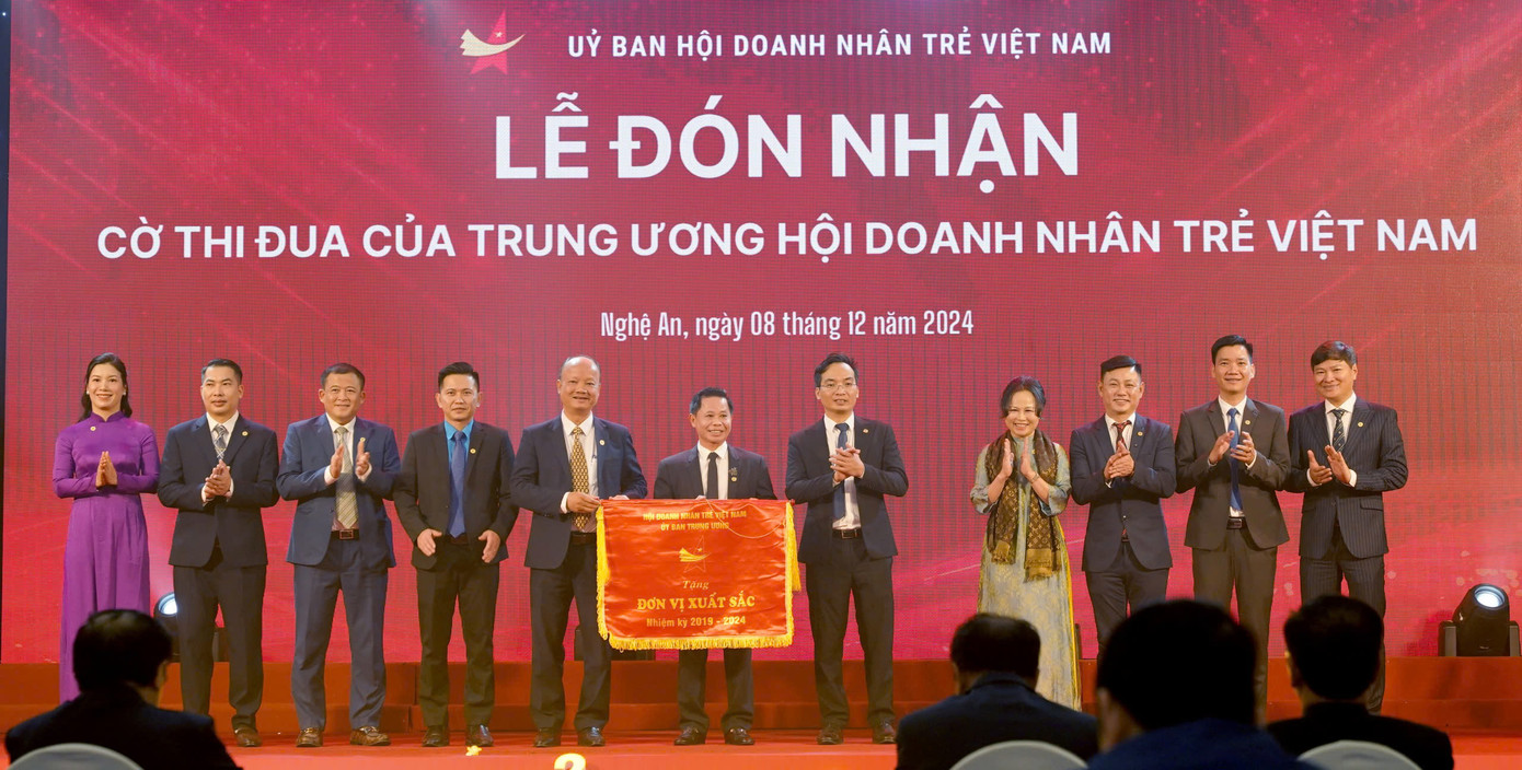 HDNT tỉnh Nghệ An nhận Cờ thi đua của T.Ư HDNT Việt Nam. HDNT tỉnh Nghệ An nhận Cờ thi đua của T.Ư HDNT Việt Nam.