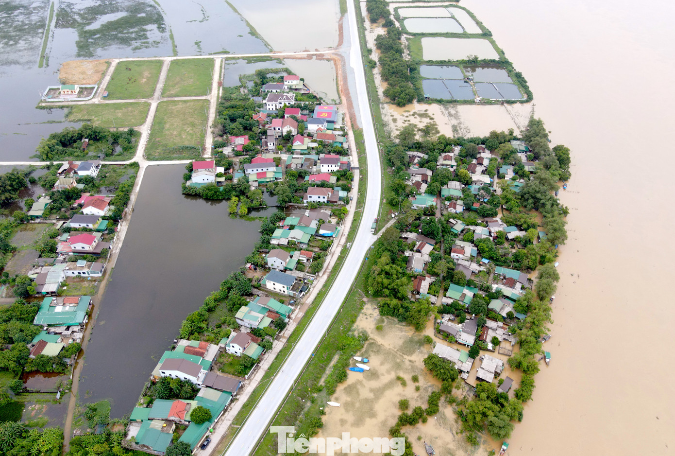 Ông Trần Trung Quân - Chủ tịch UBND xã Hưng Hòa - cho biết, hiện hạ tầng khu tái định cư dành cho 58 hộ dân (giai đoạn 1) đã hoàn thành, nhưng chưa được bàn giao và đưa vào sử dụng. Riêng giai đoạn 2, bố trí đất tái định cư cho những hộ dân phát sinh thêm hiện đang trong quá trình giải phóng mặt bằng. “Chúng tôi đã kiến nghị cơ quan chức năng sớm thực hiện công tác di dời dân người dân để họ an cư lạc nghiệp” - ông Quân nói.