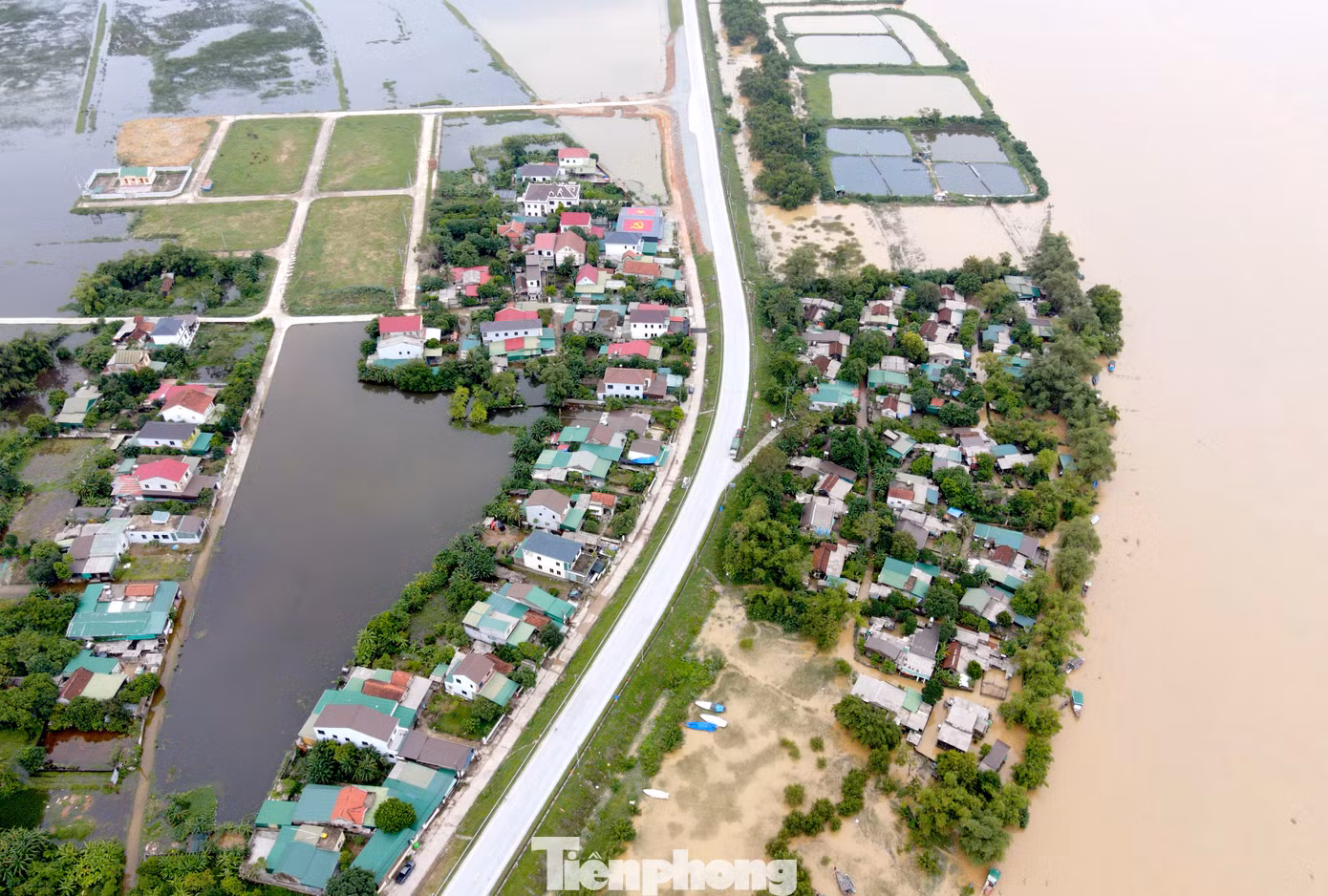 Ông Trần Trung Quân - Chủ tịch UBND xã Hưng Hòa - cho biết, hiện hạ tầng khu tái định cư dành cho 58 hộ dân (giai đoạn 1) đã hoàn thành, nhưng chưa được bàn giao và đưa vào sử dụng. Riêng giai đoạn 2, bố trí đất tái định cư cho những hộ dân phát sinh thêm hiện đang trong quá trình giải phóng mặt bằng. “Chúng tôi đã kiến nghị cơ quan chức năng sớm thực hiện công tác di dời dân người dân để họ an cư lạc nghiệp” - ông Quân nói.
