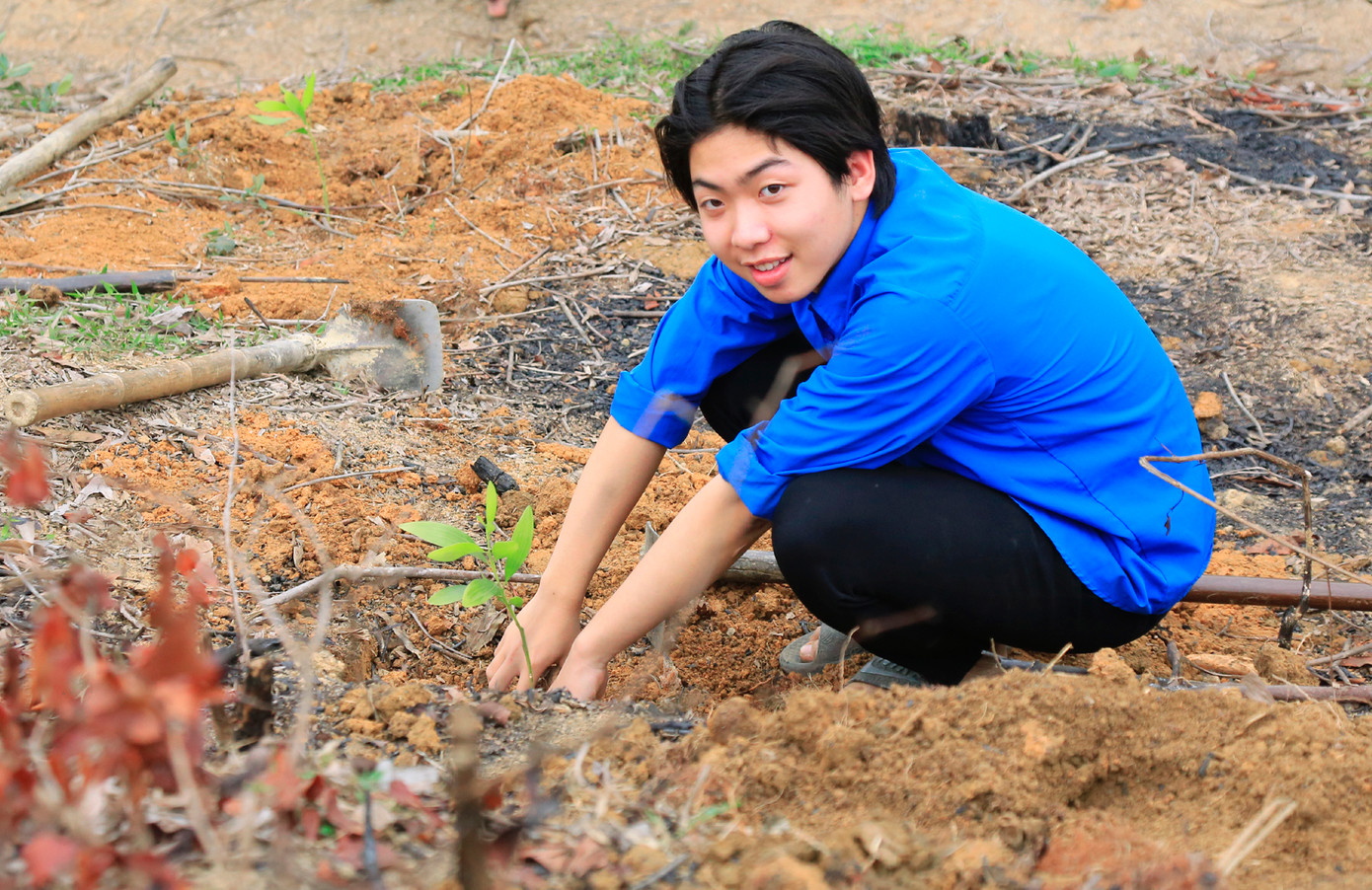 Các bạn đoàn viên thanh niên hứng khởi khi được tự tay mình trồng cây xanh ngay những ngày đầu năm mới. Các bạn đoàn viên thanh niên hứng khởi khi được tự tay mình trồng cây xanh ngay những ngày đầu năm mới.