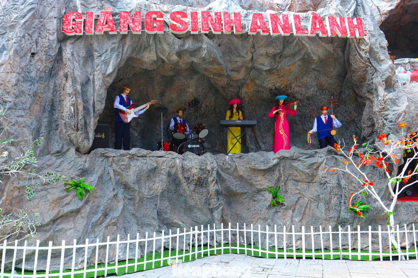 Hang đá ở Giáo xứ Kẻ Gai được đánh giá là một trong những hang đá có thiết kế độc đáo, hoành tráng và đẹp nhất ở Nghệ An với nhiều tiểu cảnh đẹp, phong phú. Hang đá ở Giáo xứ Kẻ Gai được đánh giá là một trong những hang đá có thiết kế độc đáo, hoành tráng và đẹp nhất ở Nghệ An với nhiều tiểu cảnh đẹp, phong phú.