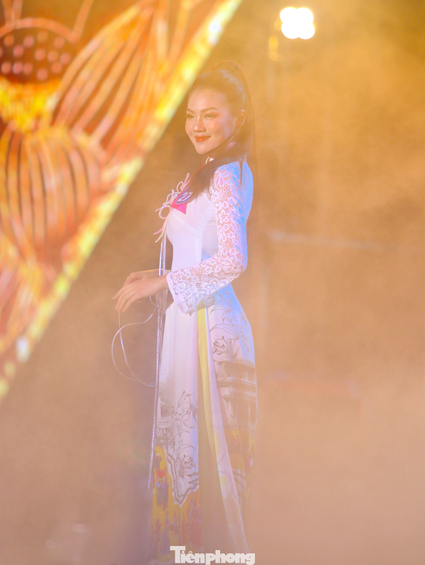 Những thí sinh thể hiện nét duyên dáng trong phần thi trang phục áo dài.