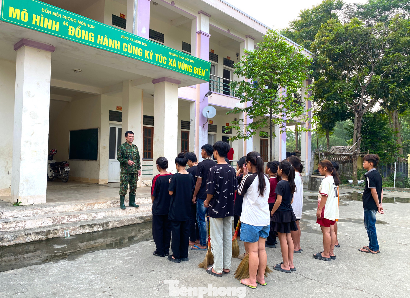 Đều đặn 5h sáng hằng ngày, Thiếu tá Phan Văn Thắm (Đồn Biên phòng Môn Sơn, Bộ đội Biên phòng tỉnh Nghệ An) lại báo thức để gọi các em học sinh trong ký túc xá Trường THCS Môn Sơn (xã Môn Sơn, huyện Con Cuông, Nghệ An) thức dậy tập thể dục, vệ sinh cá nhân để ăn sáng và bắt đầu một ngày mới đến trường học tập.